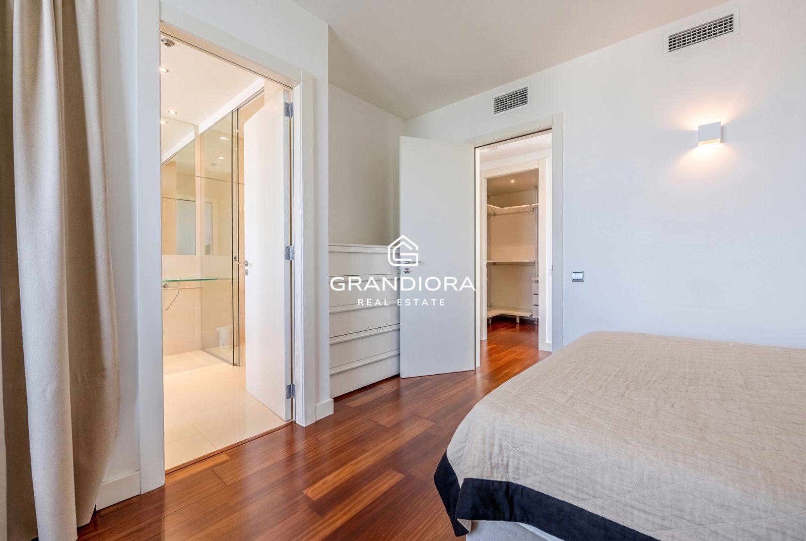 Ático dúplex exclusivo en primera línea de mar en Barcelona con terraza, piscina privada y vistas panorámicas - Imagen 41