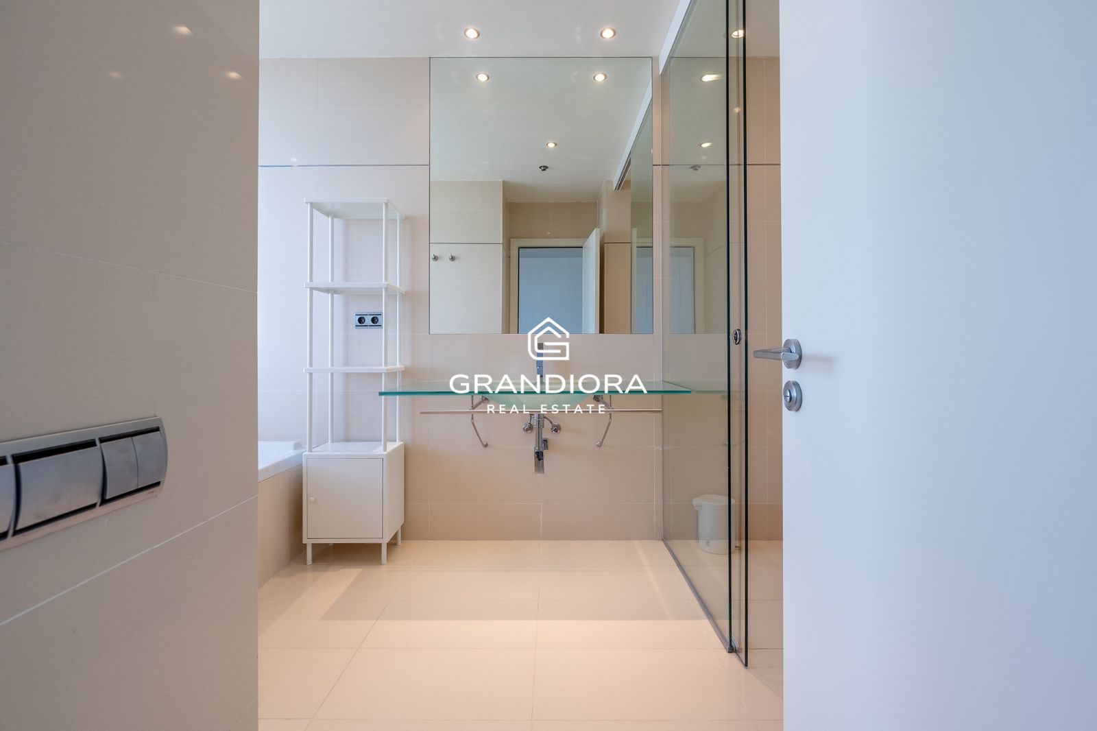 Ático dúplex exclusivo en primera línea de mar en Barcelona con terraza, piscina privada y vistas panorámicas - Imagen 42