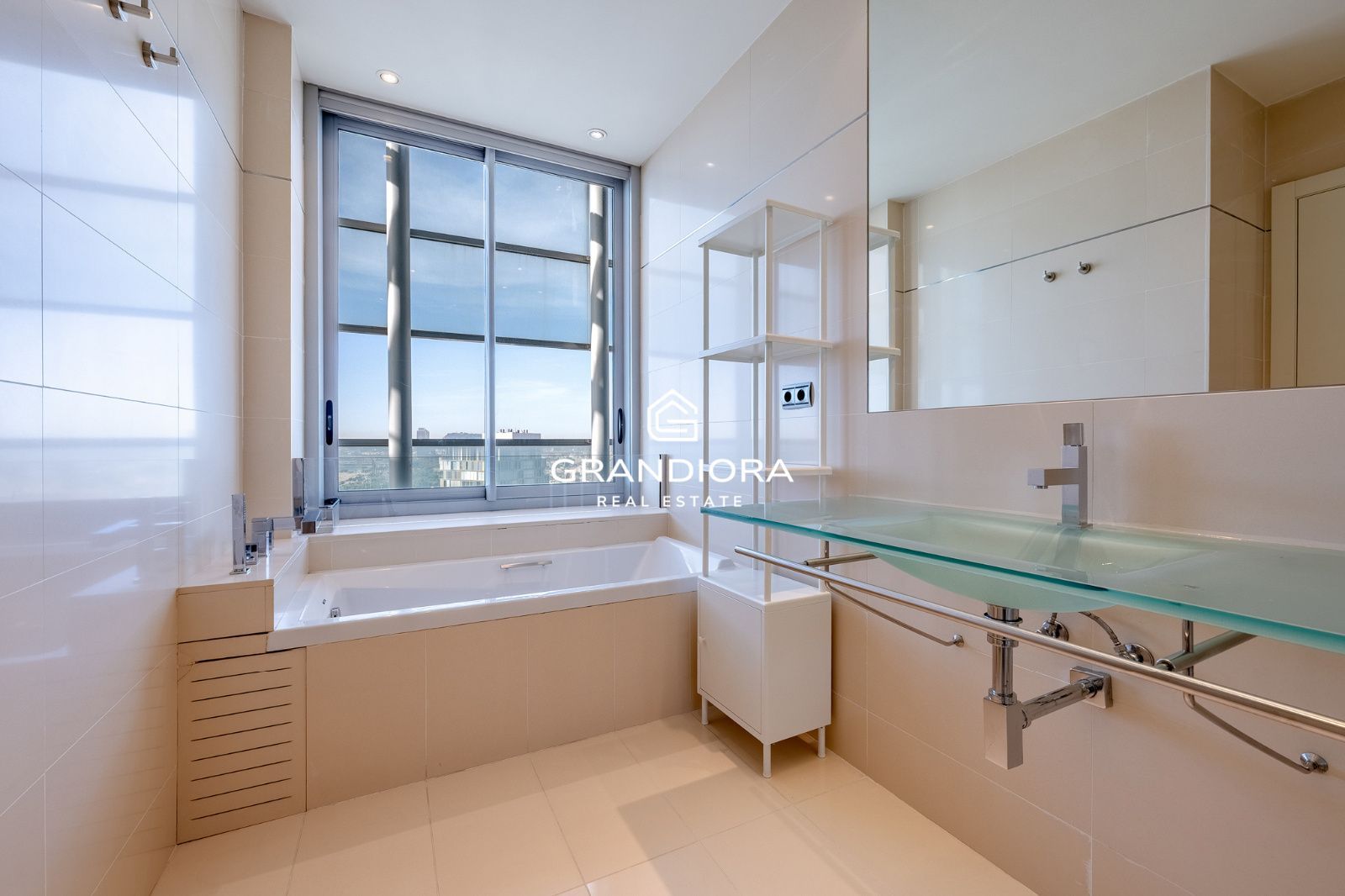 Ático dúplex exclusivo en primera línea de mar en Barcelona con terraza, piscina privada y vistas panorámicas - Imagen 43