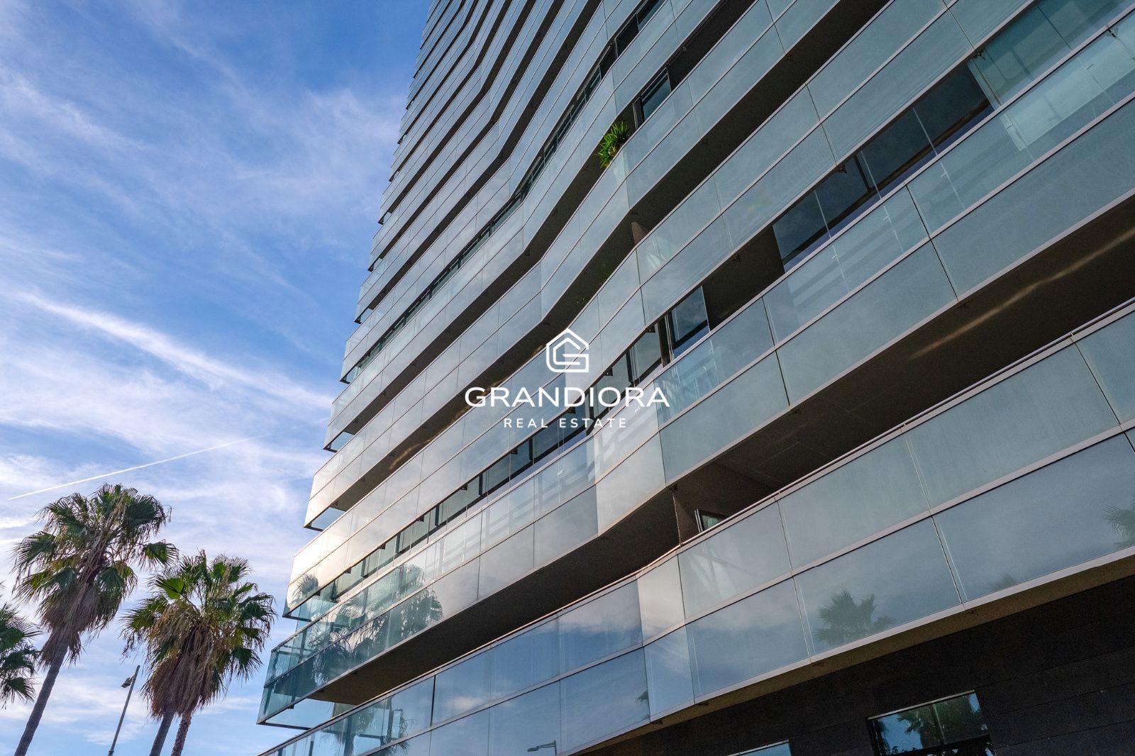 Ático dúplex exclusivo en primera línea de mar en Barcelona con terraza, piscina privada y vistas panorámicas - Imagen 44