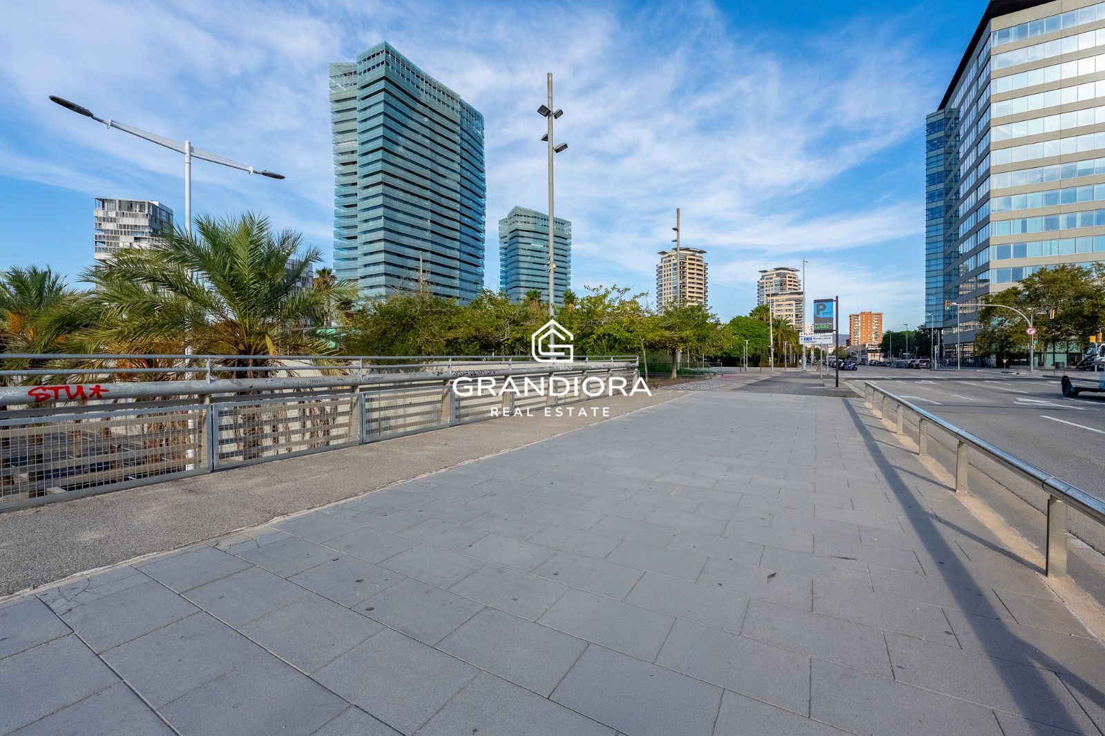 Ático dúplex exclusivo en primera línea de mar en Barcelona con terraza, piscina privada y vistas panorámicas - Imagen 45