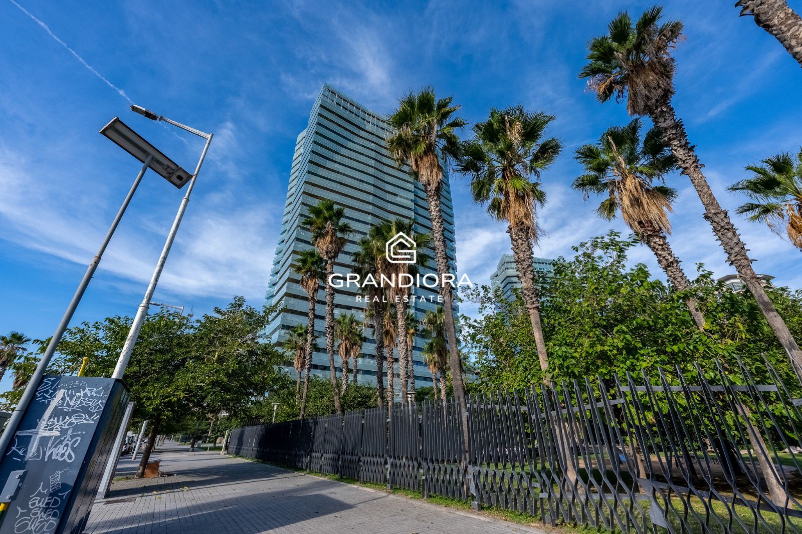 Ático dúplex exclusivo en primera línea de mar en Barcelona con terraza, piscina privada y vistas panorámicas - Imagen 46