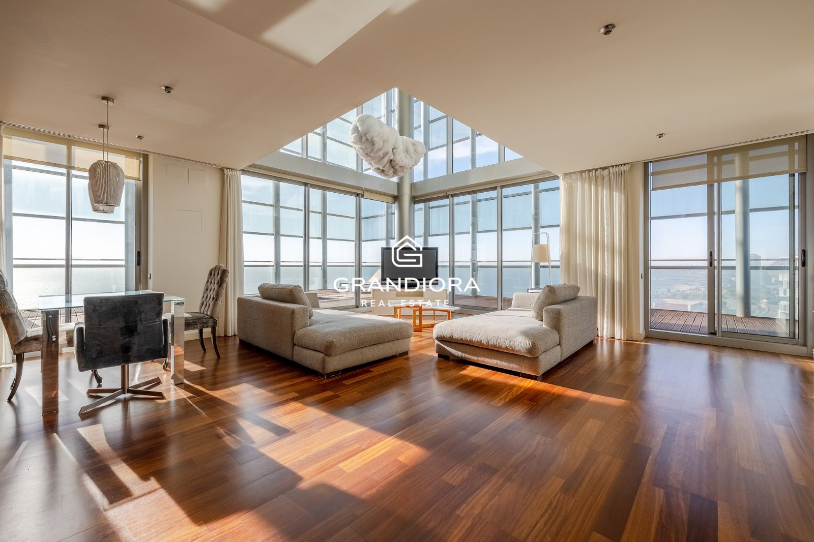 Ático dúplex exclusivo en primera línea de mar en Barcelona con terraza, piscina privada y vistas panorámicas - Imagen 1
