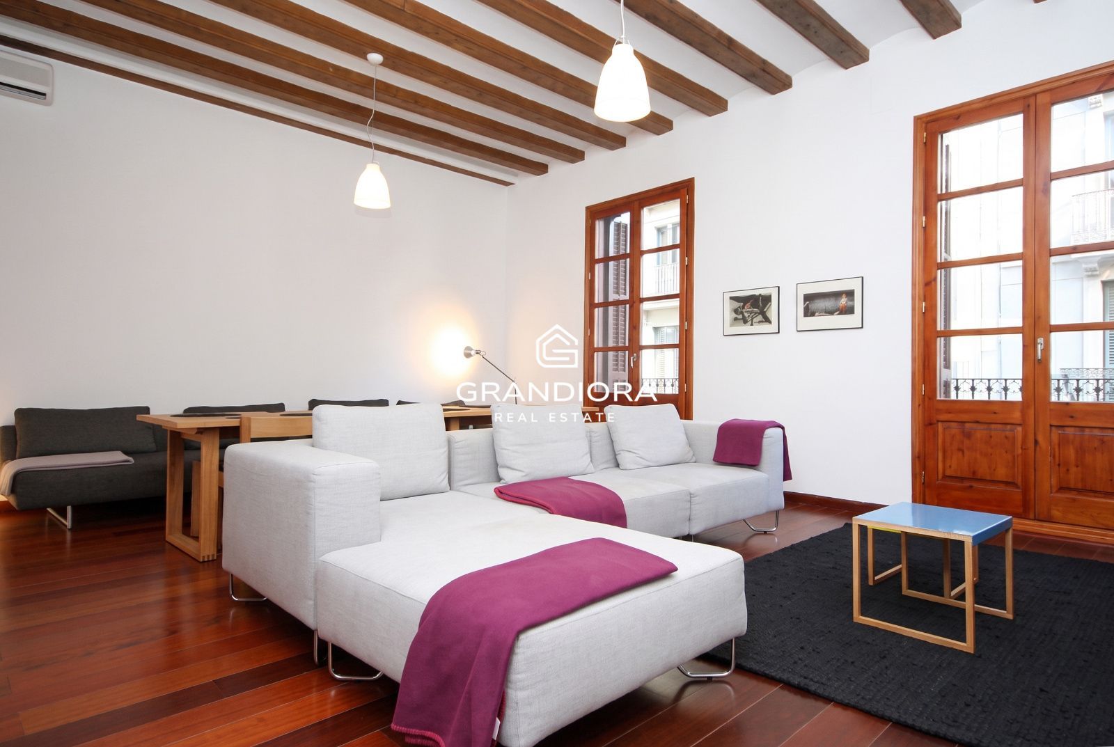 Alquiler amueblado en El Born · 2 habitaciones, bóveda catalana y mucha luz - Imagen 2