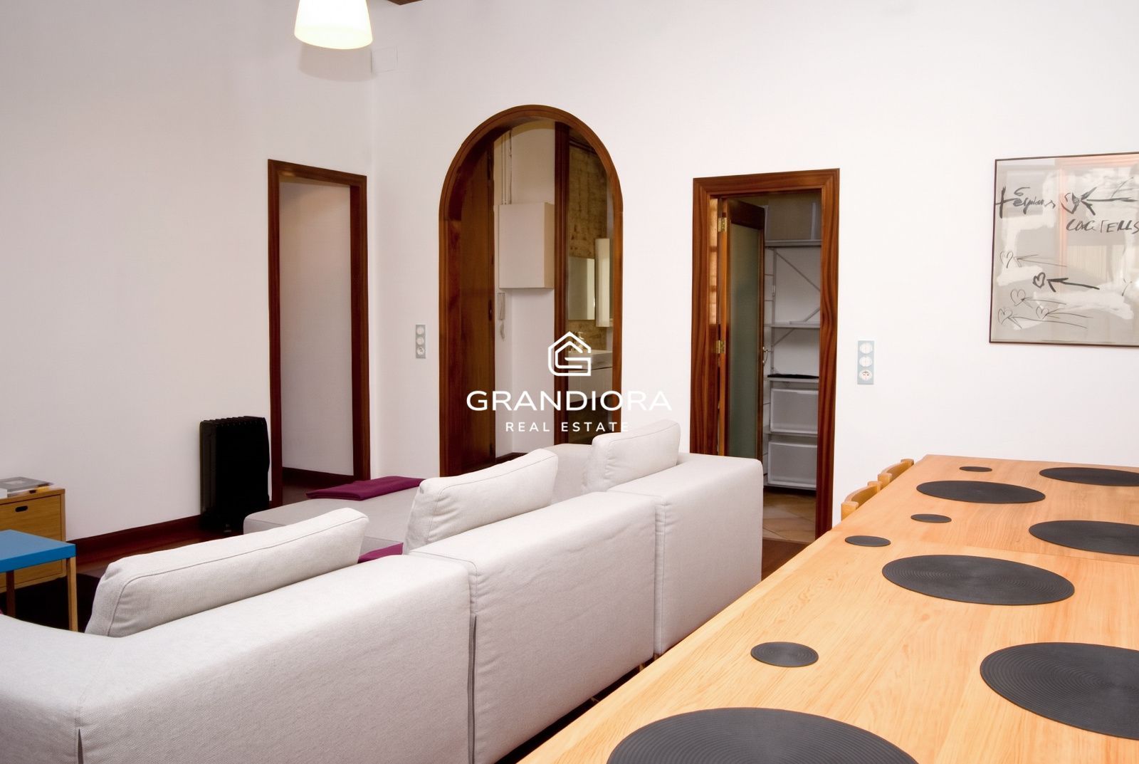 Alquiler amueblado en El Born · 2 habitaciones, bóveda catalana y mucha luz - Imagen 3