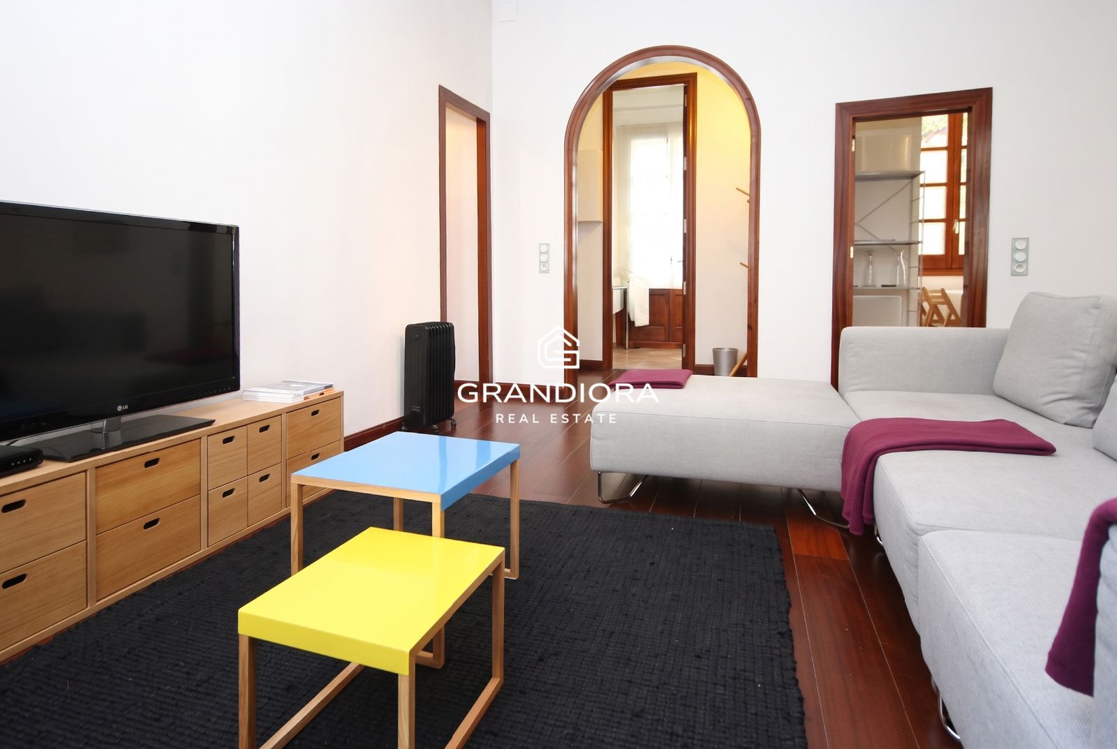 Alquiler amueblado en El Born · 2 habitaciones, bóveda catalana y mucha luz - Imagen 4