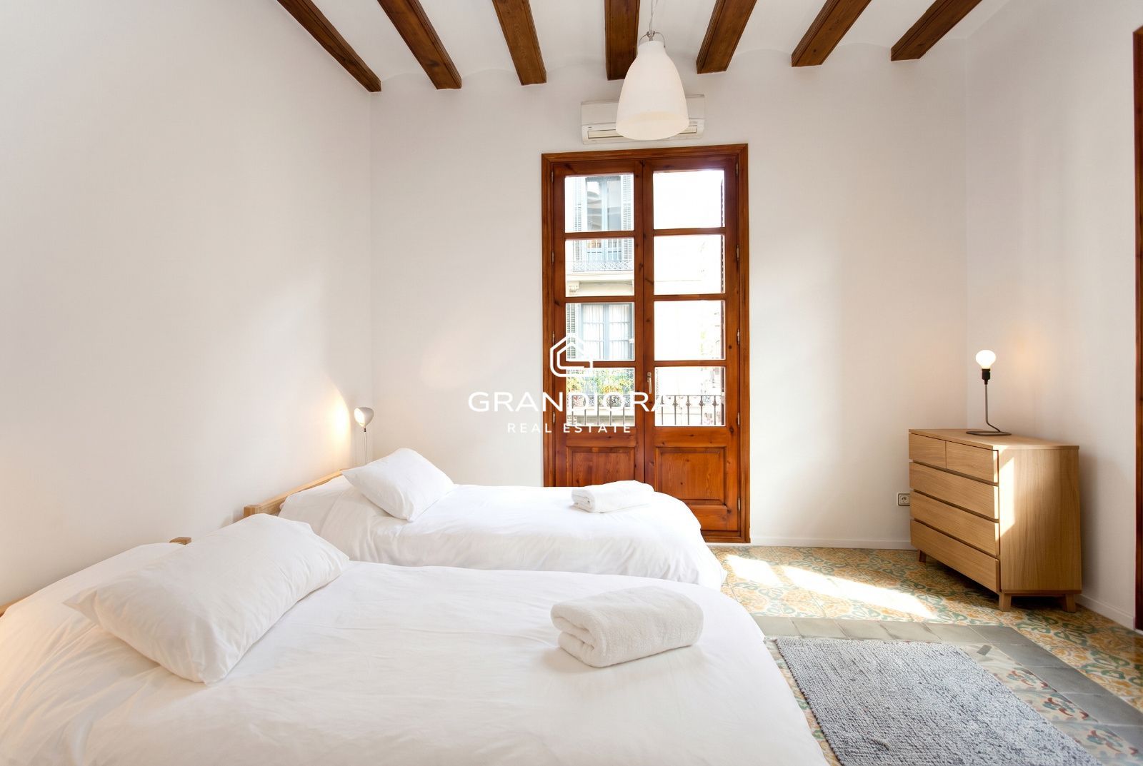 Alquiler amueblado en El Born · 2 habitaciones, bóveda catalana y mucha luz - Imagen 9