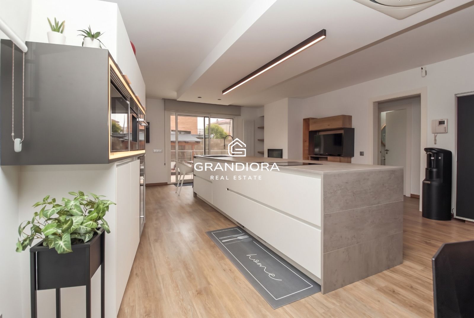 Espectacular vivienda unifamiliar de diseño con piscina climatizada y vistas al Tibidabo en Barberà del Vallès - Imagen 3