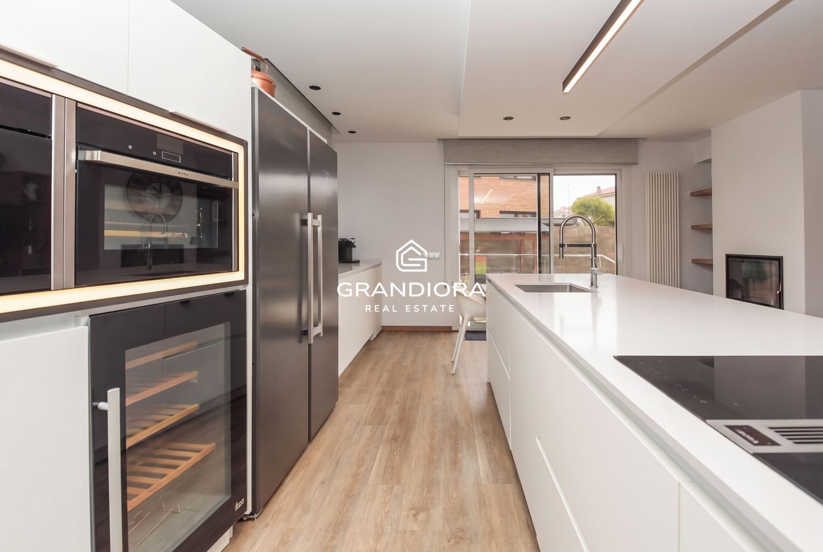 Espectacular vivienda unifamiliar de diseño con piscina climatizada y vistas al Tibidabo en Barberà del Vallès - Imagen 4