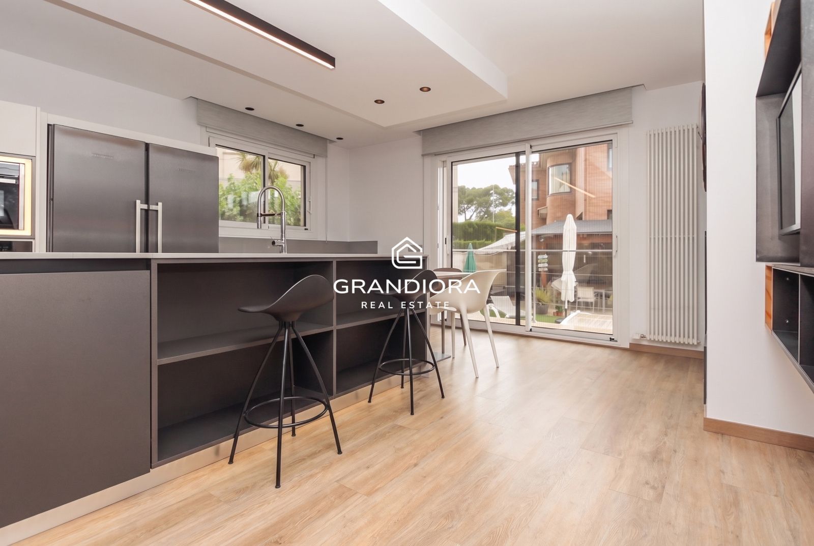 Espectacular vivienda unifamiliar de diseño con piscina climatizada y vistas al Tibidabo en Barberà del Vallès - Imagen 5
