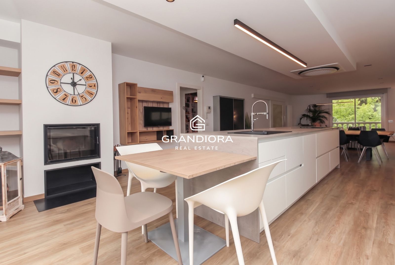 Espectacular vivienda unifamiliar de diseño con piscina climatizada y vistas al Tibidabo en Barberà del Vallès - Imagen 7