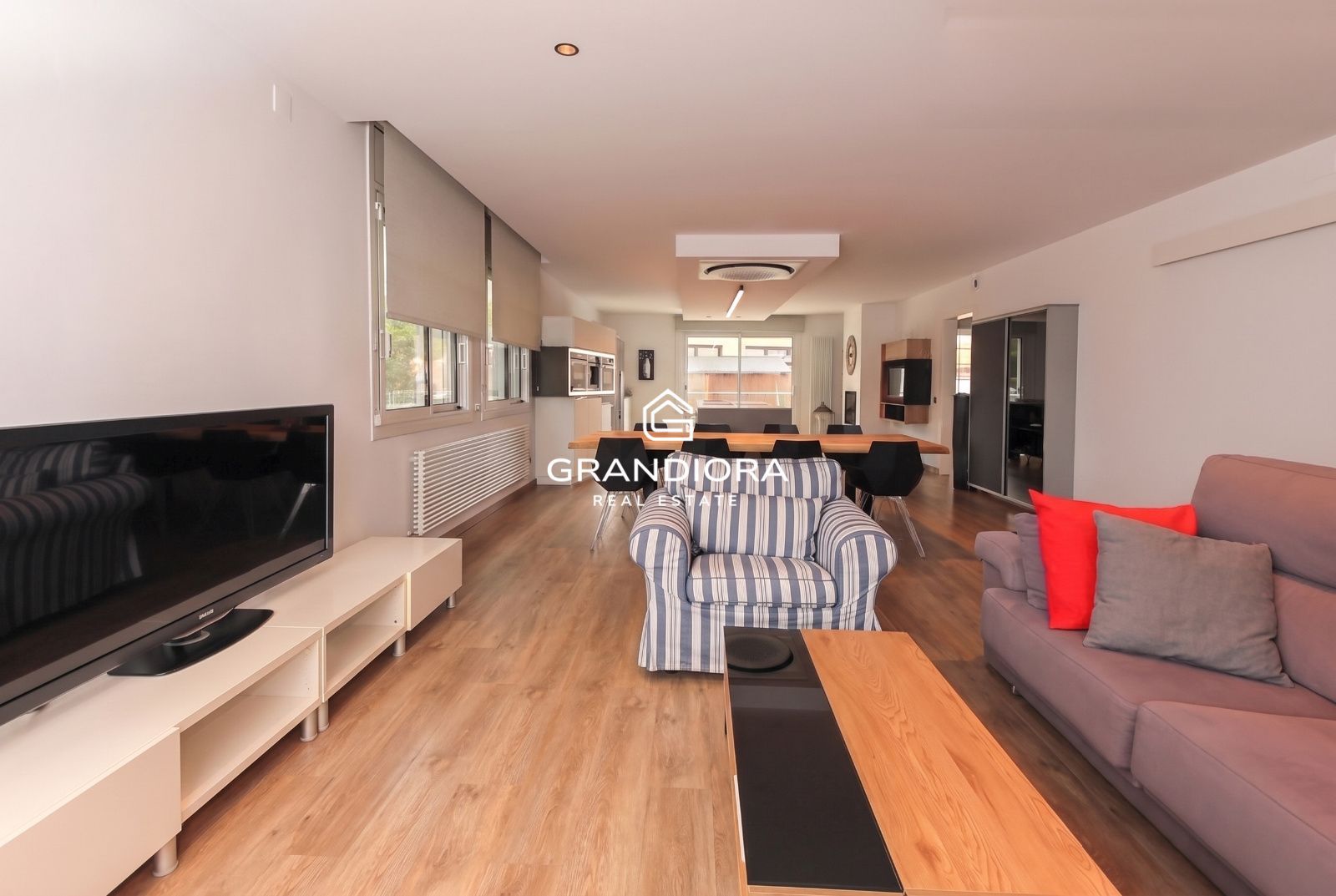 Espectacular vivienda unifamiliar de diseño con piscina climatizada y vistas al Tibidabo en Barberà del Vallès - Imagen 11
