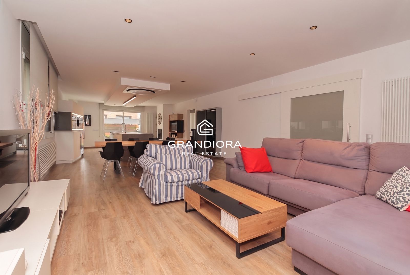 Espectacular vivienda unifamiliar de diseño con piscina climatizada y vistas al Tibidabo en Barberà del Vallès - Imagen 12