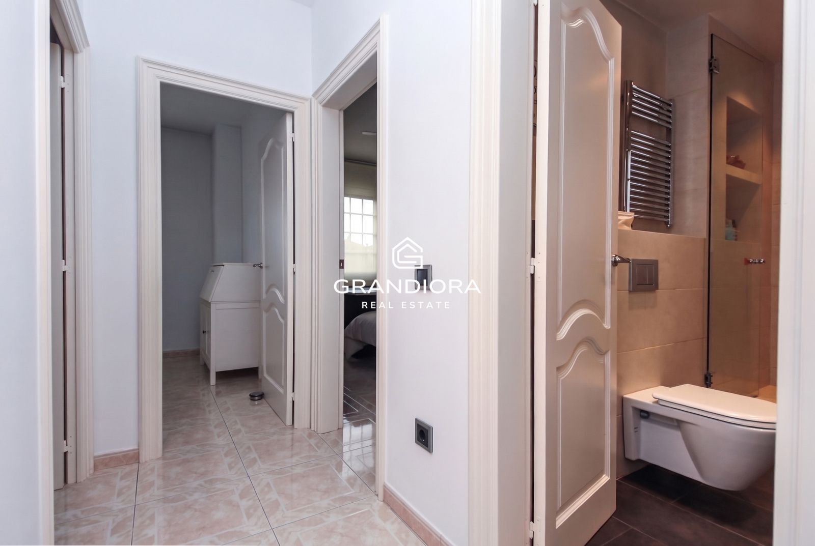 Espectacular vivienda unifamiliar de diseño con piscina climatizada y vistas al Tibidabo en Barberà del Vallès - Imagen 30