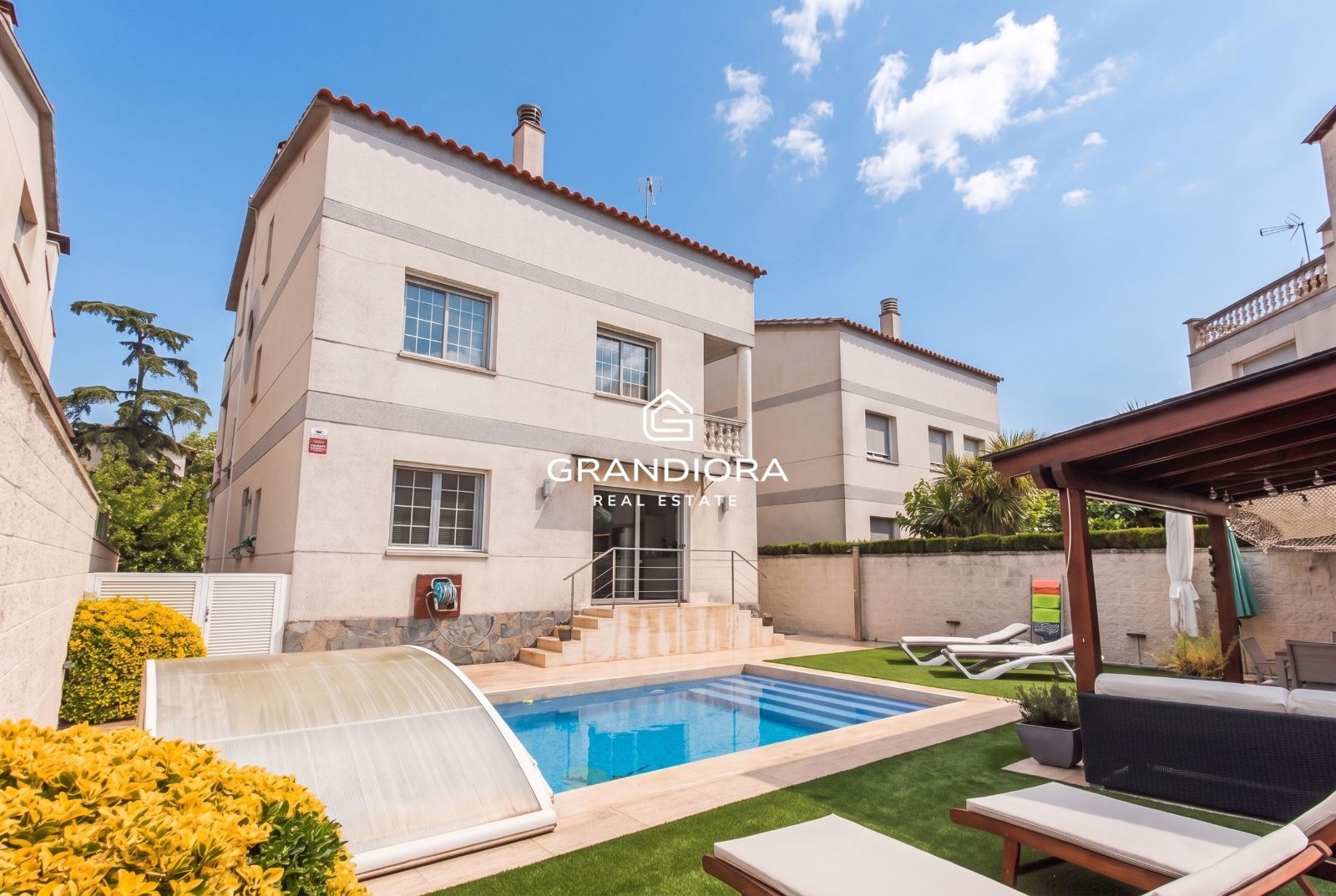 Espectacular vivienda unifamiliar de diseño con piscina climatizada y vistas al Tibidabo en Barberà del Vallès
