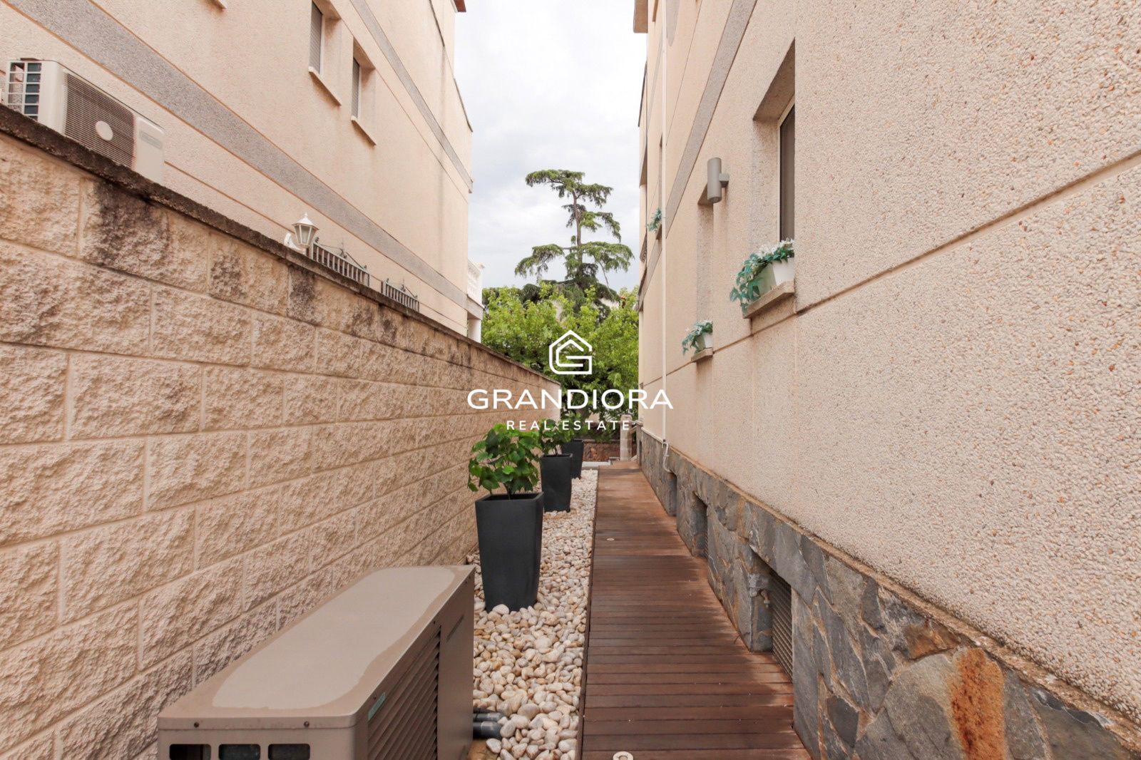 Espectacular vivienda unifamiliar de diseño con piscina climatizada y vistas al Tibidabo en Barberà del Vallès - Imagen 36