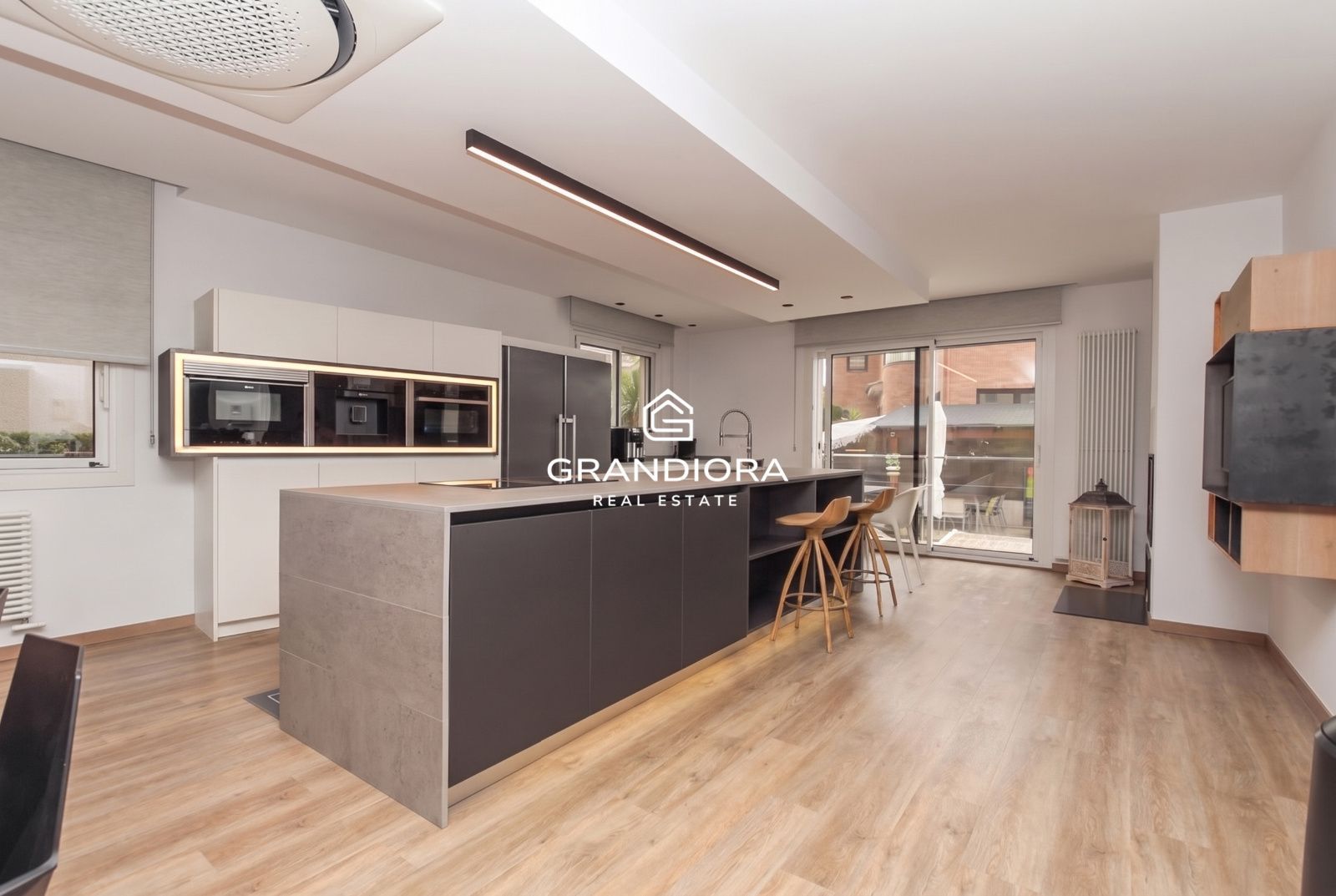 Espectacular vivienda unifamiliar de diseño con piscina climatizada y vistas al Tibidabo en Barberà del Vallès - Imagen 2