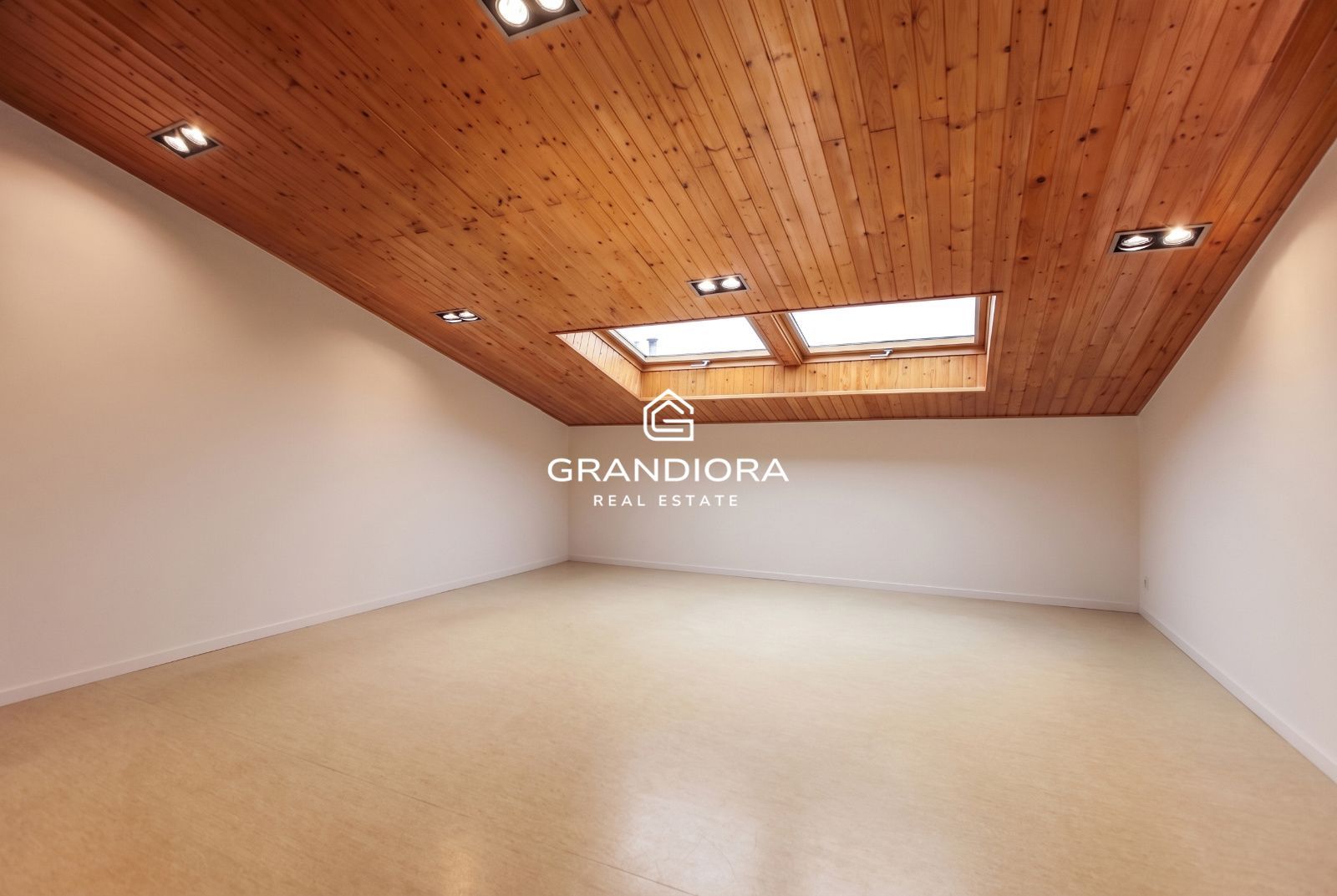 Espectacular vivienda unifamiliar de diseño con piscina climatizada y vistas al Tibidabo en Barberà del Vallès - Imagen 41