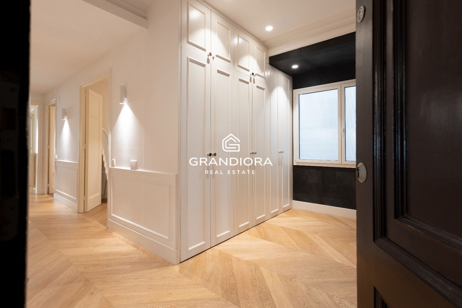 Piso amueblado de 4 habitaciones con acabados premium en la zona alta de Barcelona - Imagen 13