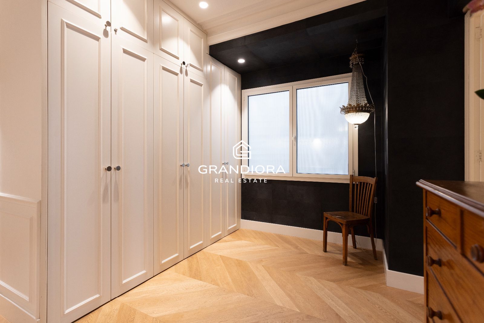Piso amueblado de 4 habitaciones con acabados premium en la zona alta de Barcelona - Imagen 14