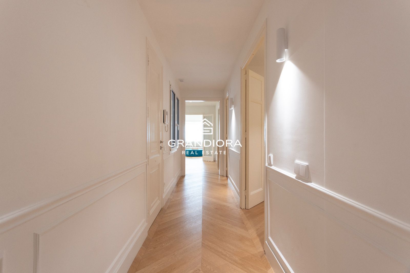 Piso amueblado de 4 habitaciones con acabados premium en la zona alta de Barcelona - Imagen 10