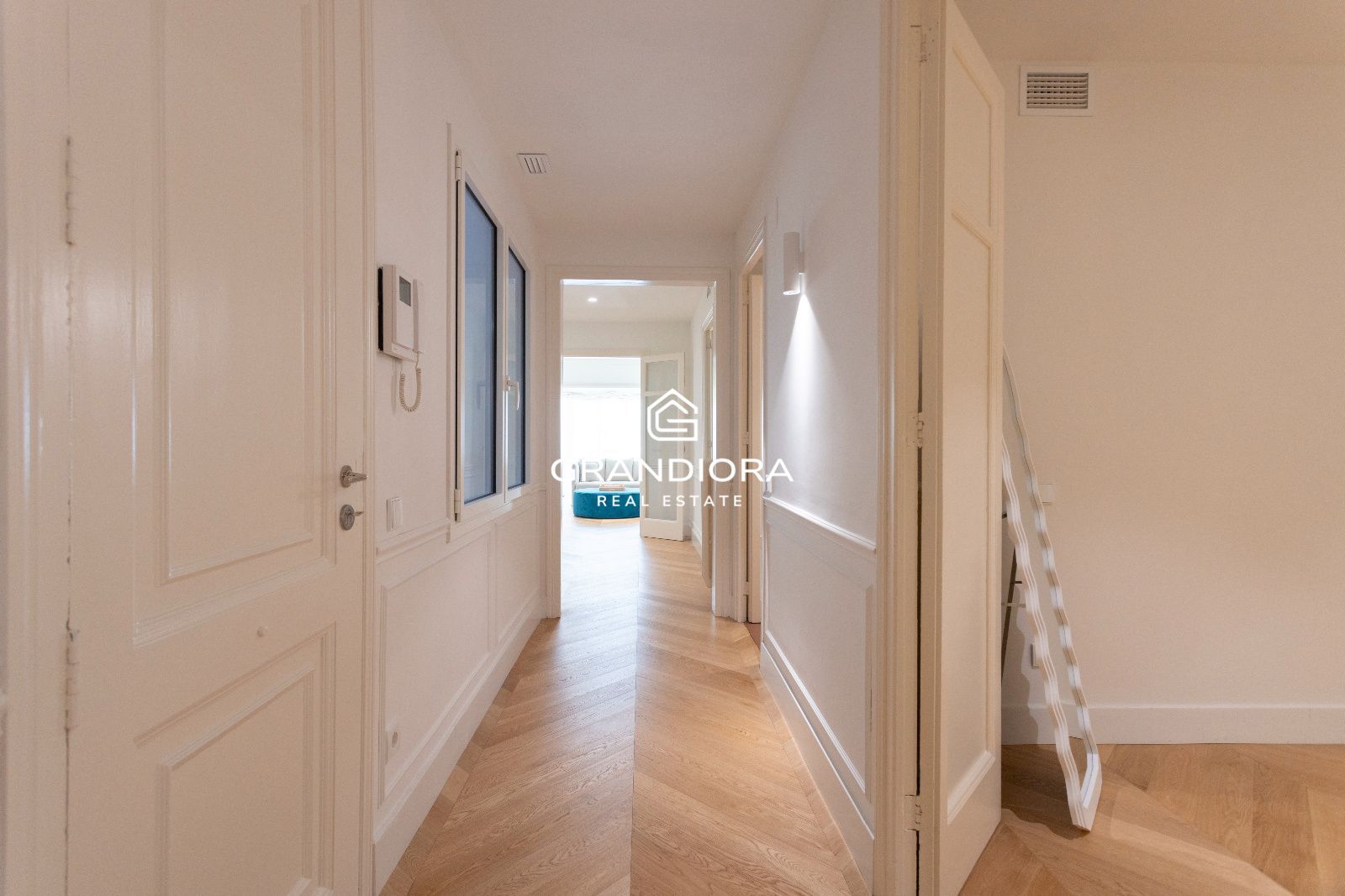 Piso amueblado de 4 habitaciones con acabados premium en la zona alta de Barcelona - Imagen 6