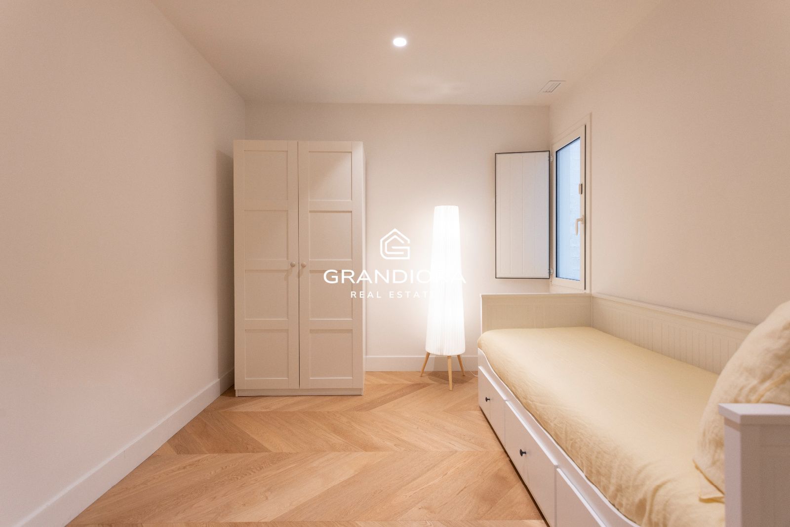 Piso amueblado de 4 habitaciones con acabados premium en la zona alta de Barcelona - Imagen 8