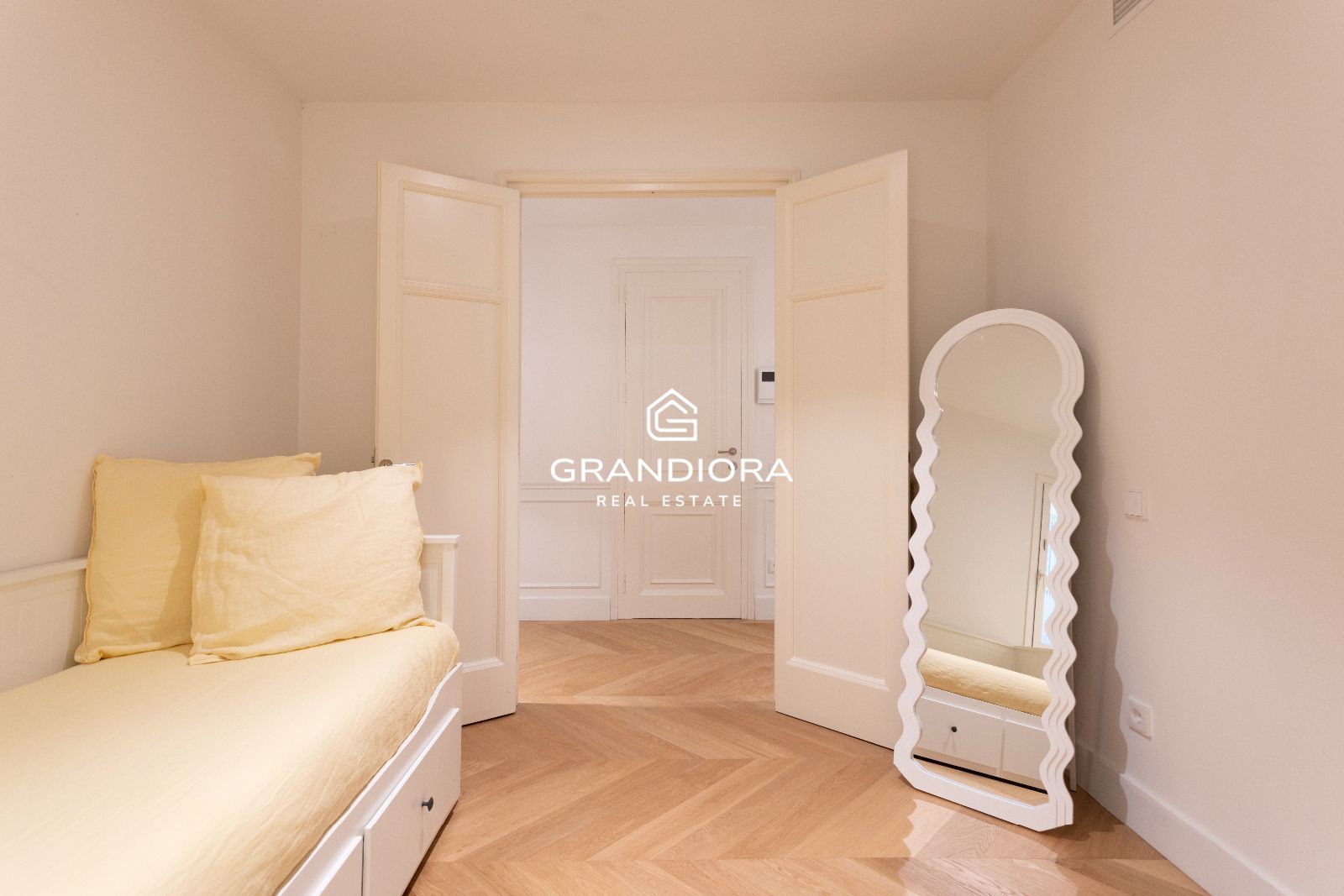 Piso amueblado de 4 habitaciones con acabados premium en la zona alta de Barcelona - Imagen 9