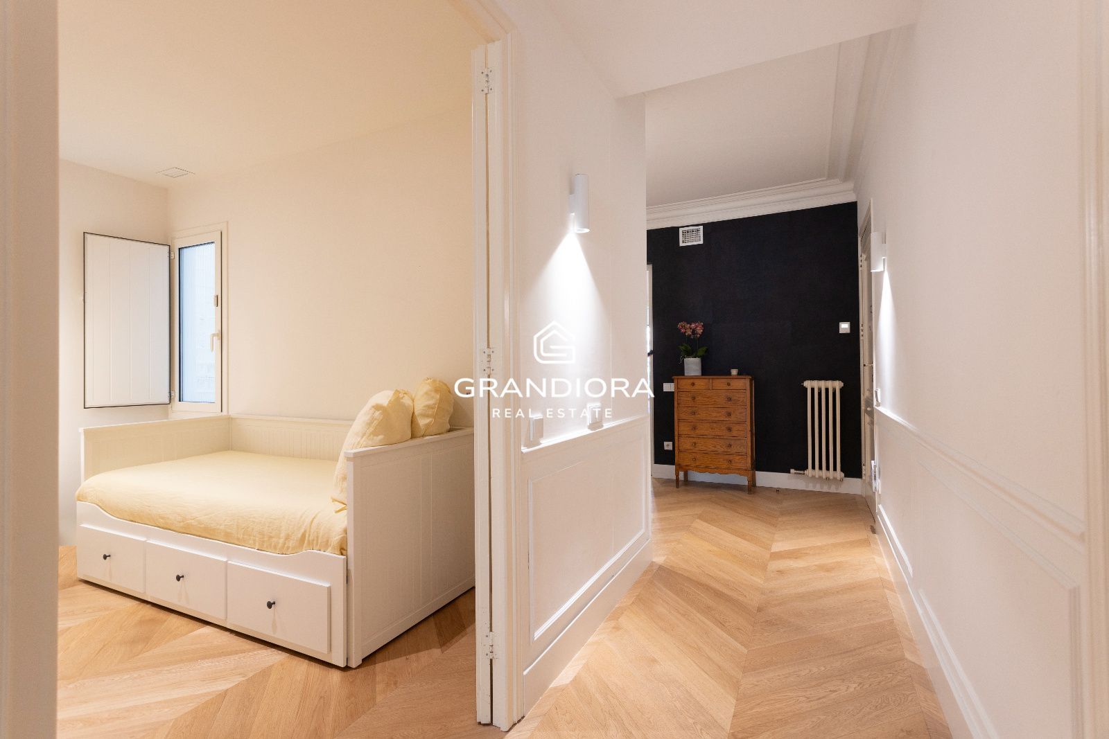 Piso amueblado de 4 habitaciones con acabados premium en la zona alta de Barcelona - Imagen 7