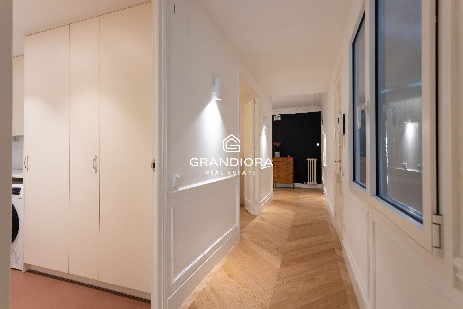 Piso amueblado de 4 habitaciones con acabados premium en la zona alta de Barcelona - Imagen 11