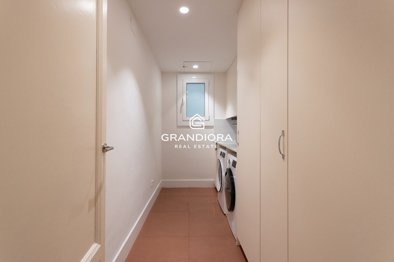 Piso amueblado de 4 habitaciones con acabados premium en la zona alta de Barcelona - Imagen 12
