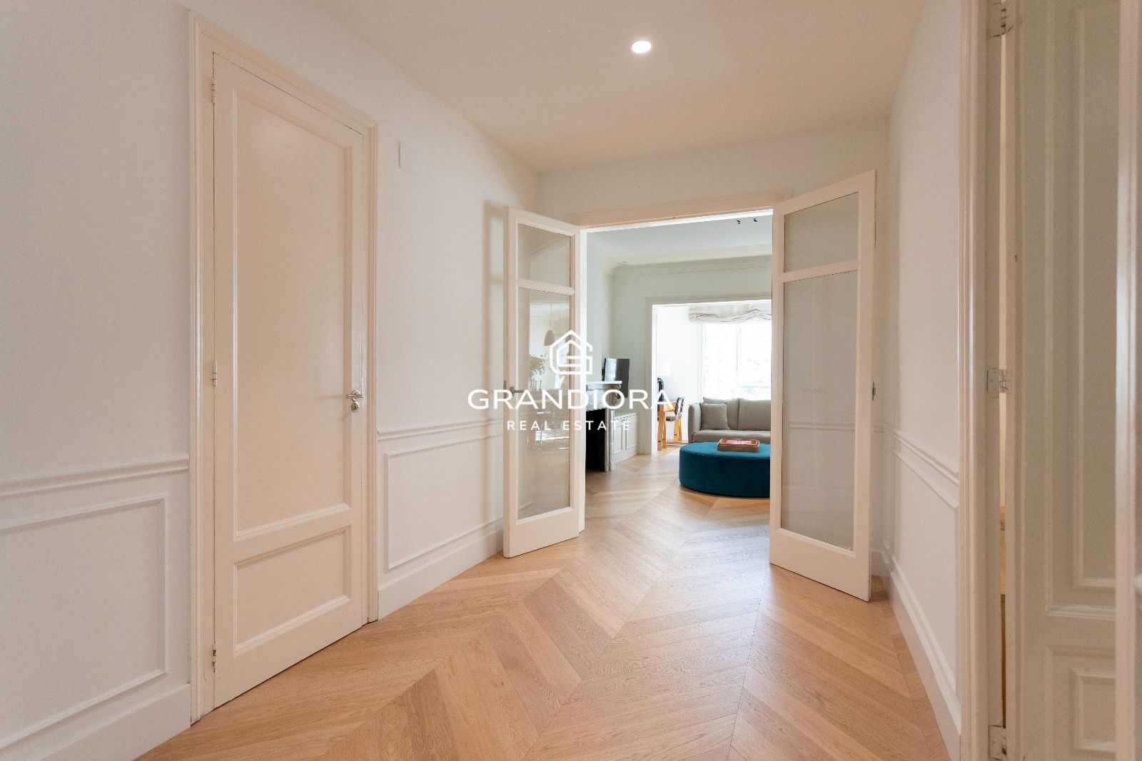 Piso amueblado de 4 habitaciones con acabados premium en la zona alta de Barcelona - Imagen 15