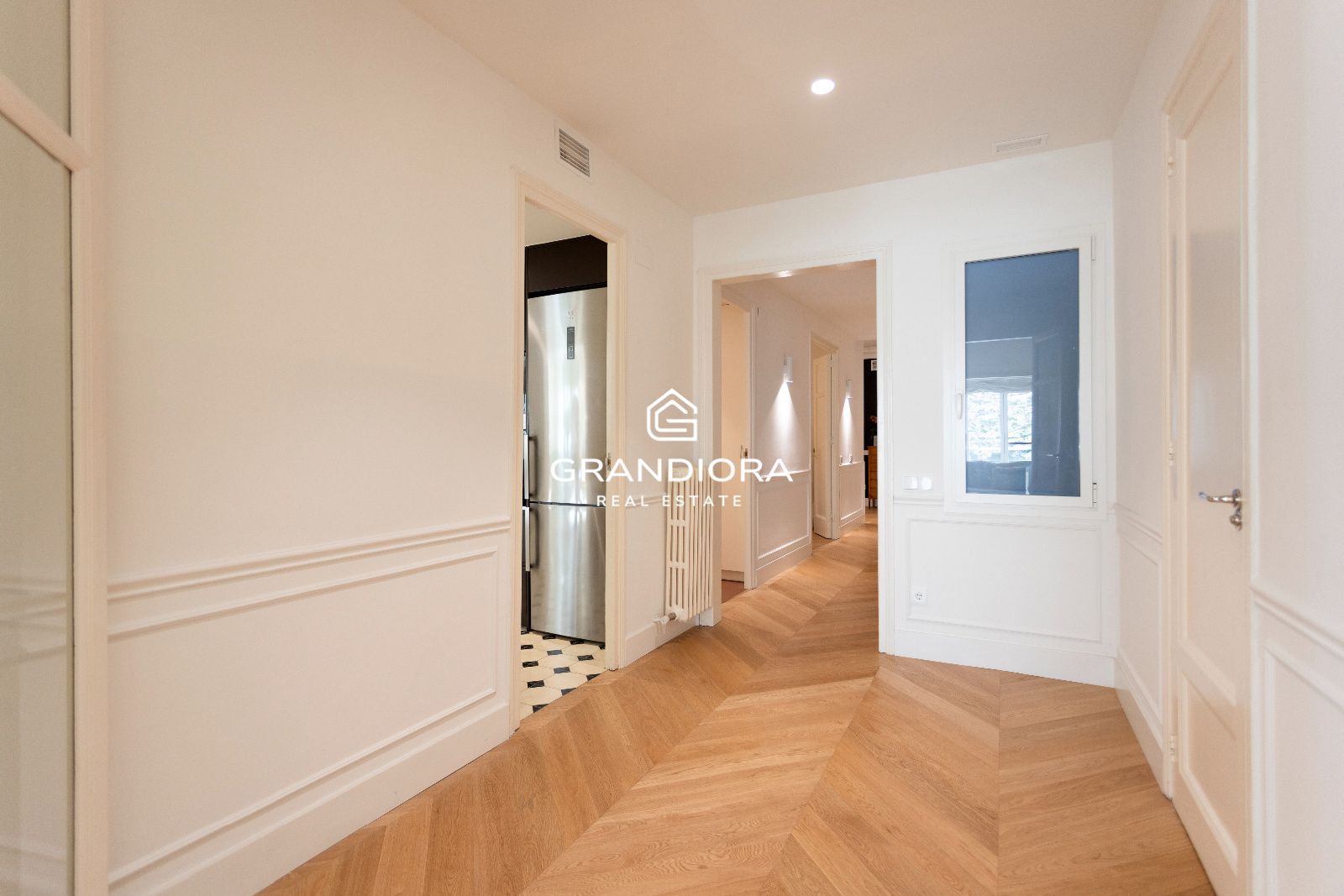Piso amueblado de 4 habitaciones con acabados premium en la zona alta de Barcelona - Imagen 16