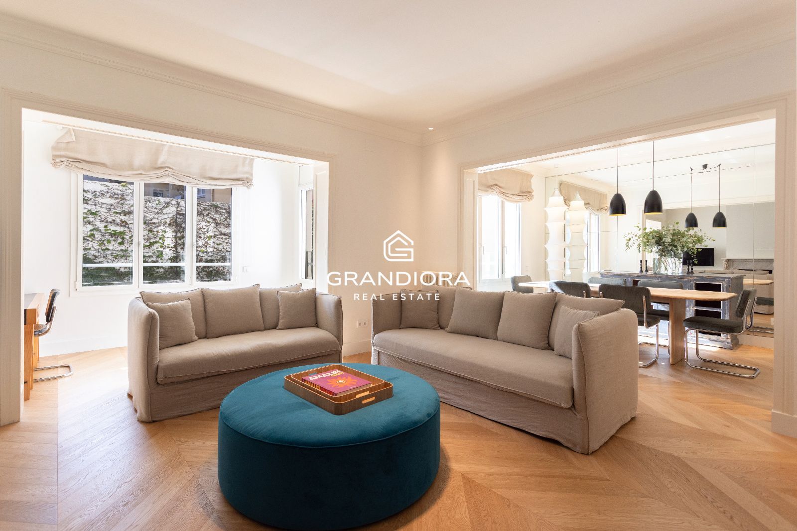 Piso amueblado de 4 habitaciones con acabados premium en la zona alta de Barcelona - Imagen 2