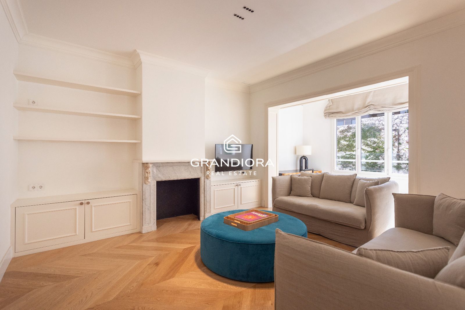 Piso amueblado de 4 habitaciones con acabados premium en la zona alta de Barcelona - Imagen 3