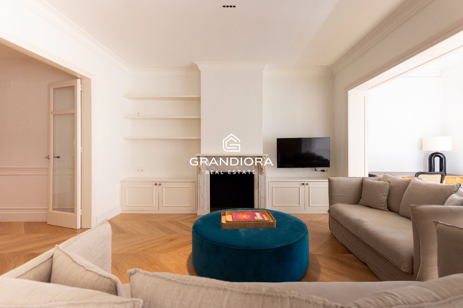 Piso amueblado de 4 habitaciones con acabados premium en la zona alta de Barcelona - Imagen 4