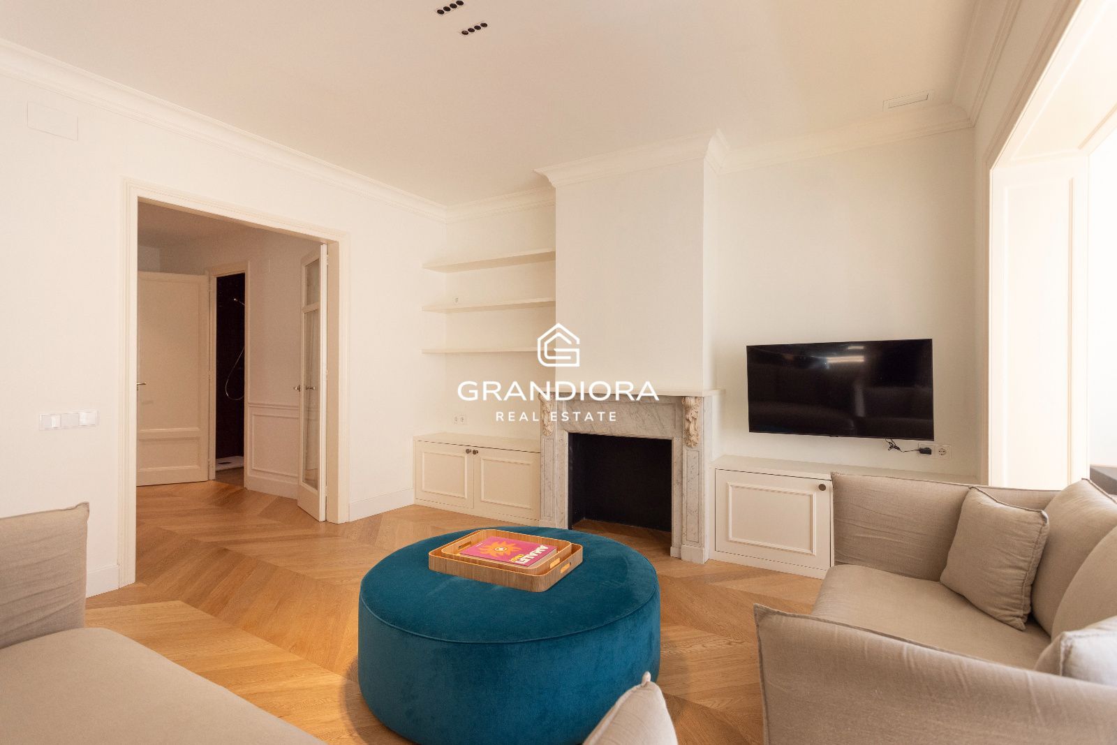 Piso amueblado de 4 habitaciones con acabados premium en la zona alta de Barcelona - Imagen 5