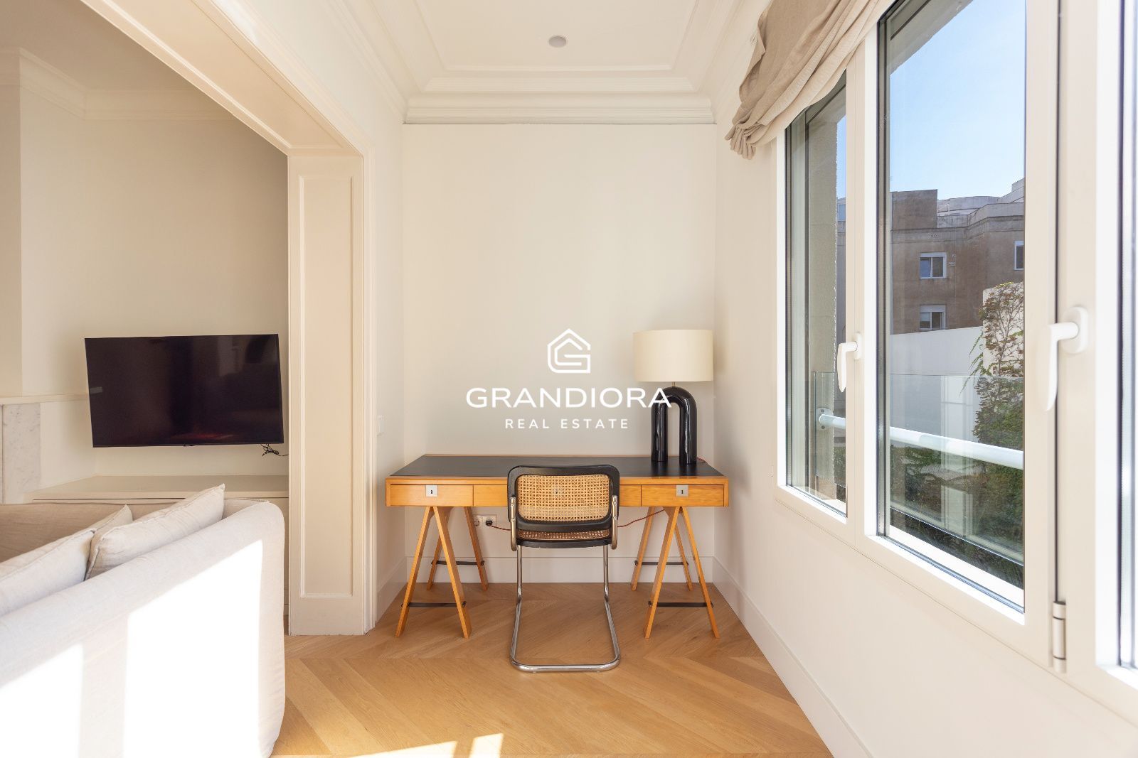 Piso amueblado de 4 habitaciones con acabados premium en la zona alta de Barcelona - Imagen 17
