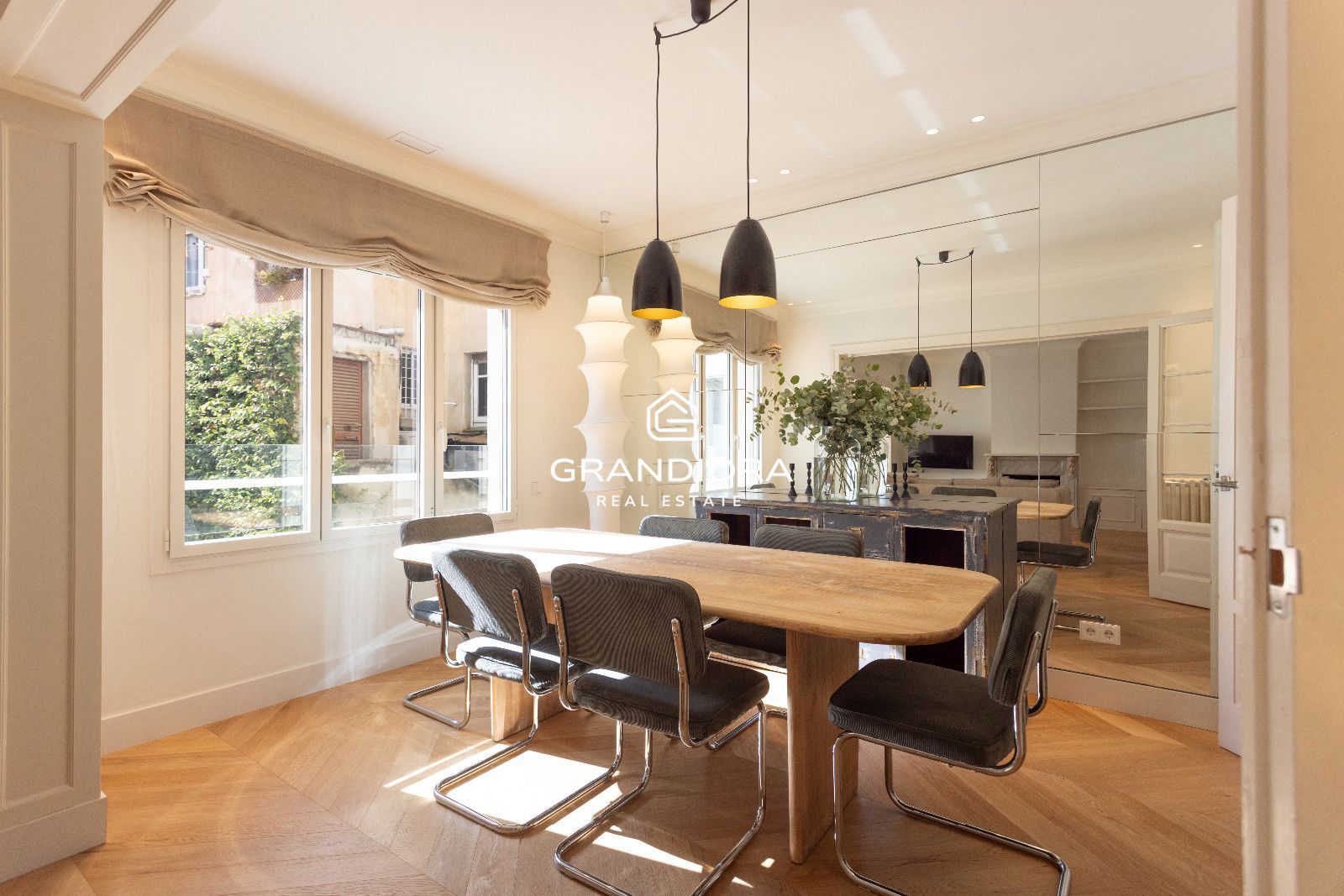 Piso amueblado de 4 habitaciones con acabados premium en la zona alta de Barcelona - Imagen 19