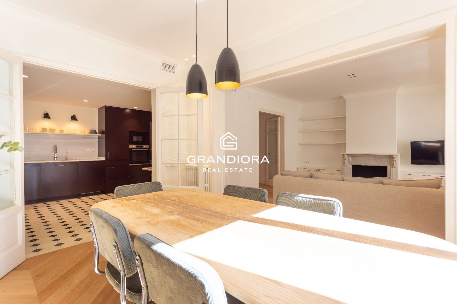 Piso amueblado de 4 habitaciones con acabados premium en la zona alta de Barcelona - Imagen 20