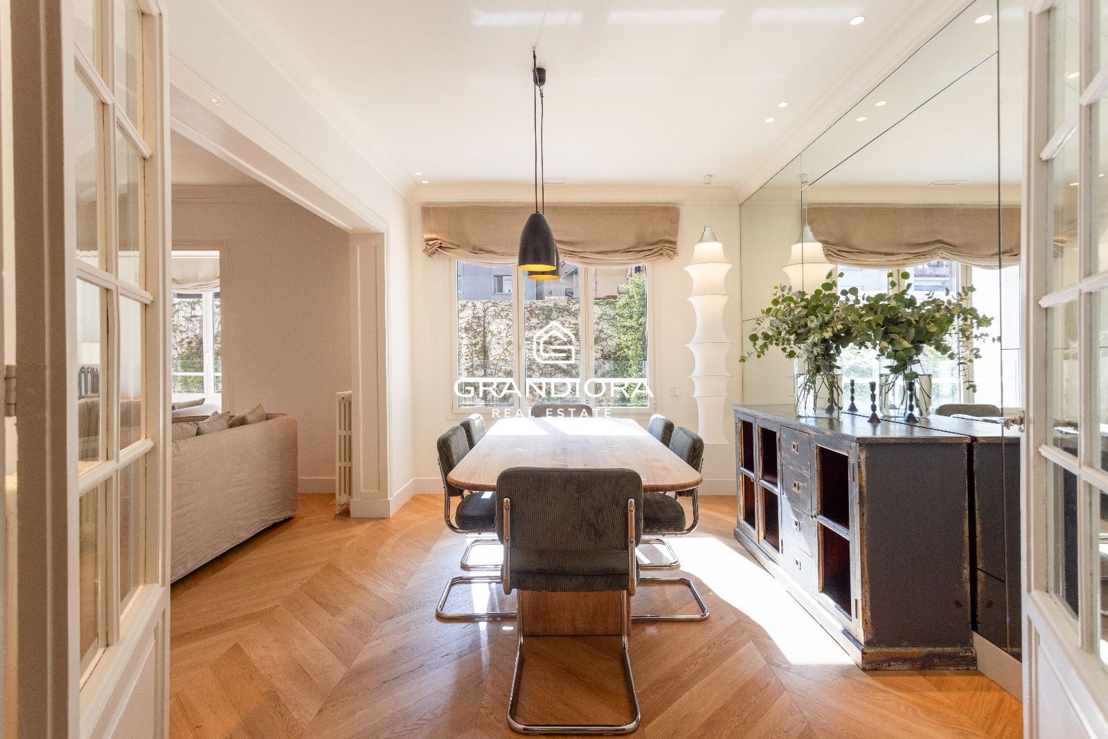 Piso amueblado de 4 habitaciones con acabados premium en la zona alta de Barcelona - Imagen 1