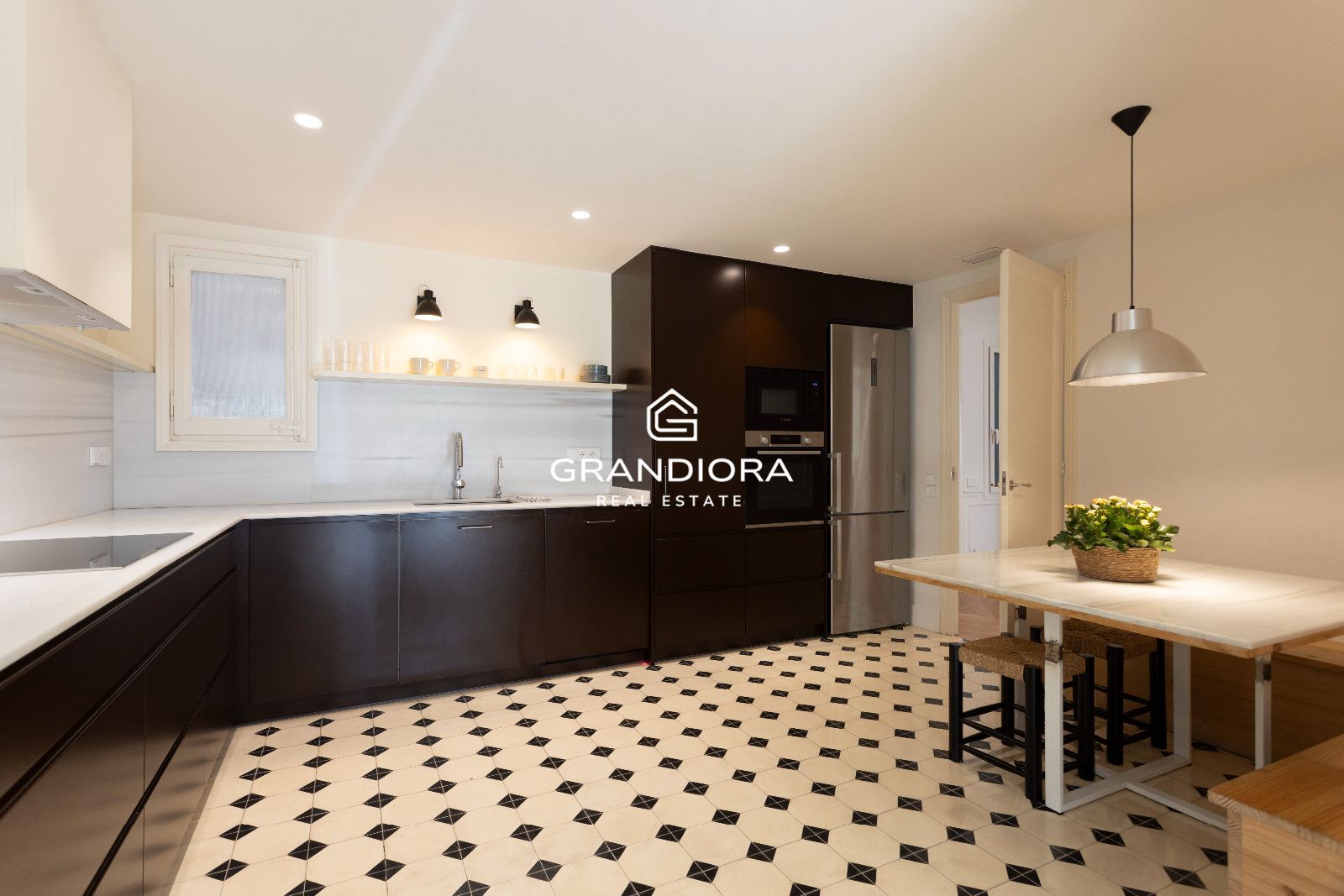 Piso amueblado de 4 habitaciones con acabados premium en la zona alta de Barcelona - Imagen 24