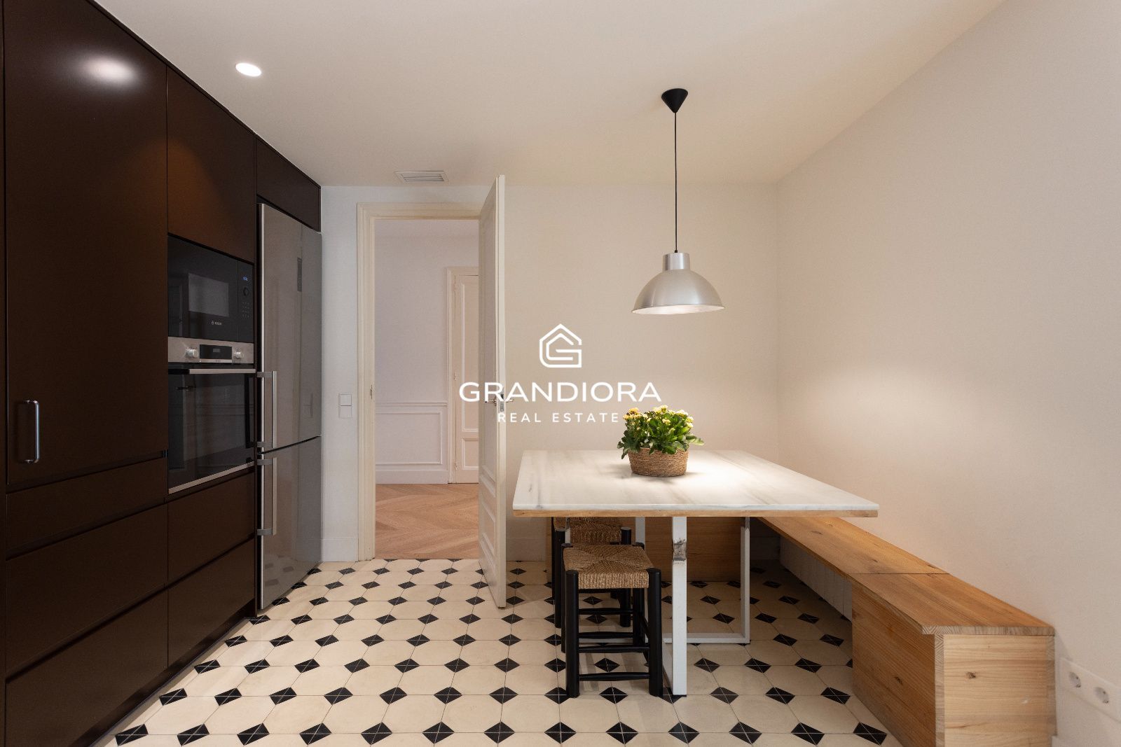 Piso amueblado de 4 habitaciones con acabados premium en la zona alta de Barcelona - Imagen 25
