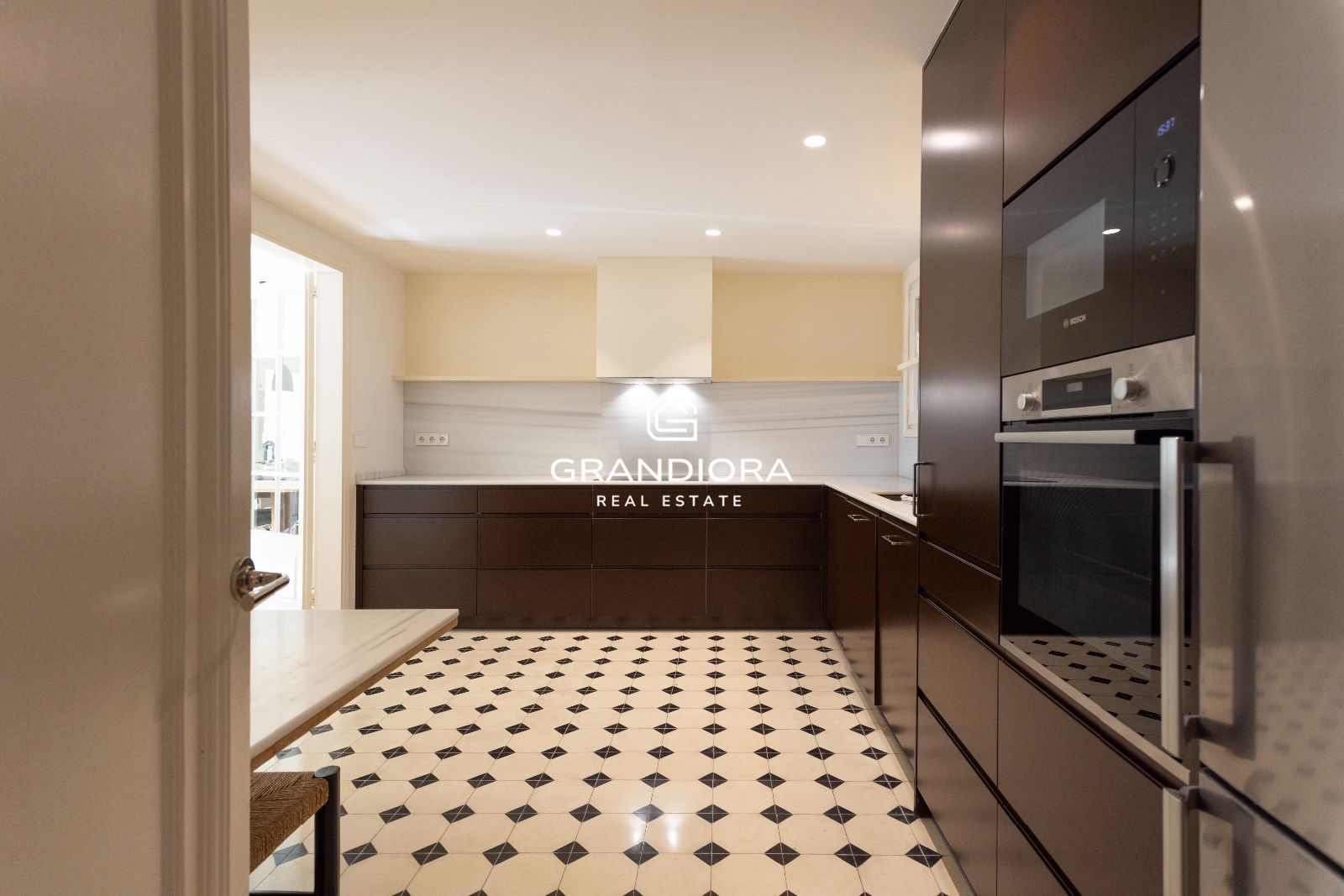 Piso amueblado de 4 habitaciones con acabados premium en la zona alta de Barcelona - Imagen 23