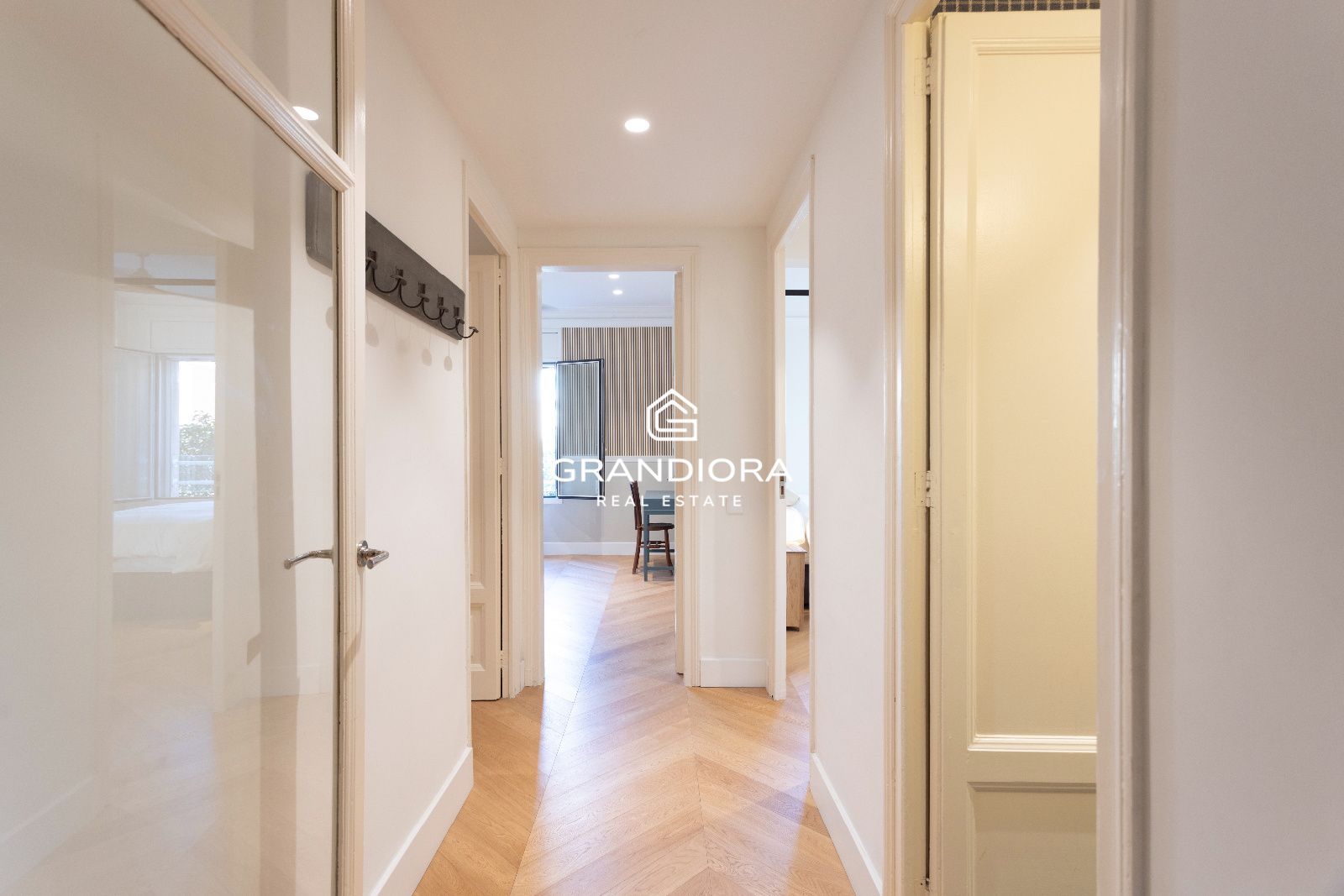 Piso amueblado de 4 habitaciones con acabados premium en la zona alta de Barcelona - Imagen 26