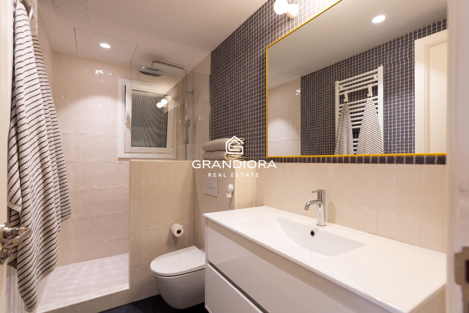 Piso amueblado de 4 habitaciones con acabados premium en la zona alta de Barcelona - Imagen 33