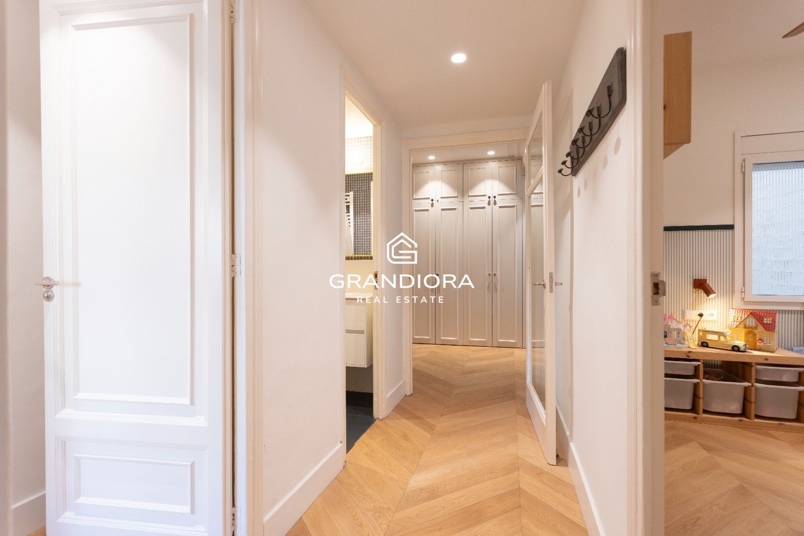 Piso amueblado de 4 habitaciones con acabados premium en la zona alta de Barcelona - Imagen 36