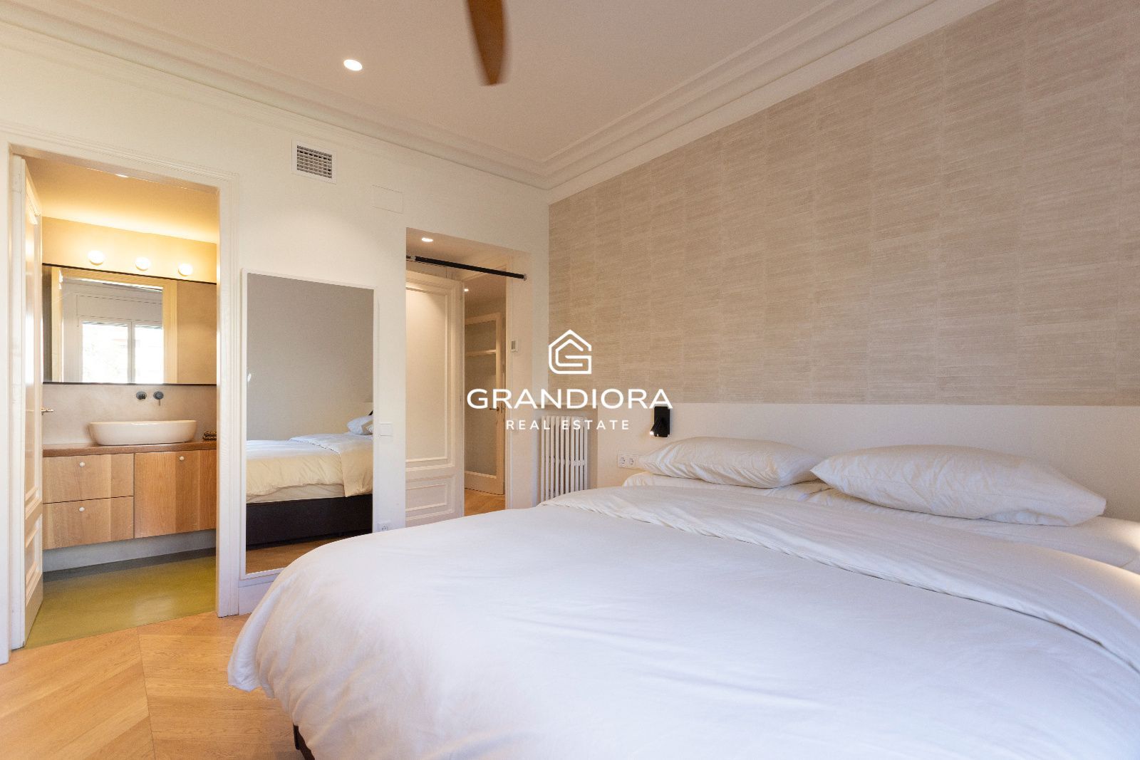 Piso amueblado de 4 habitaciones con acabados premium en la zona alta de Barcelona - Imagen 37