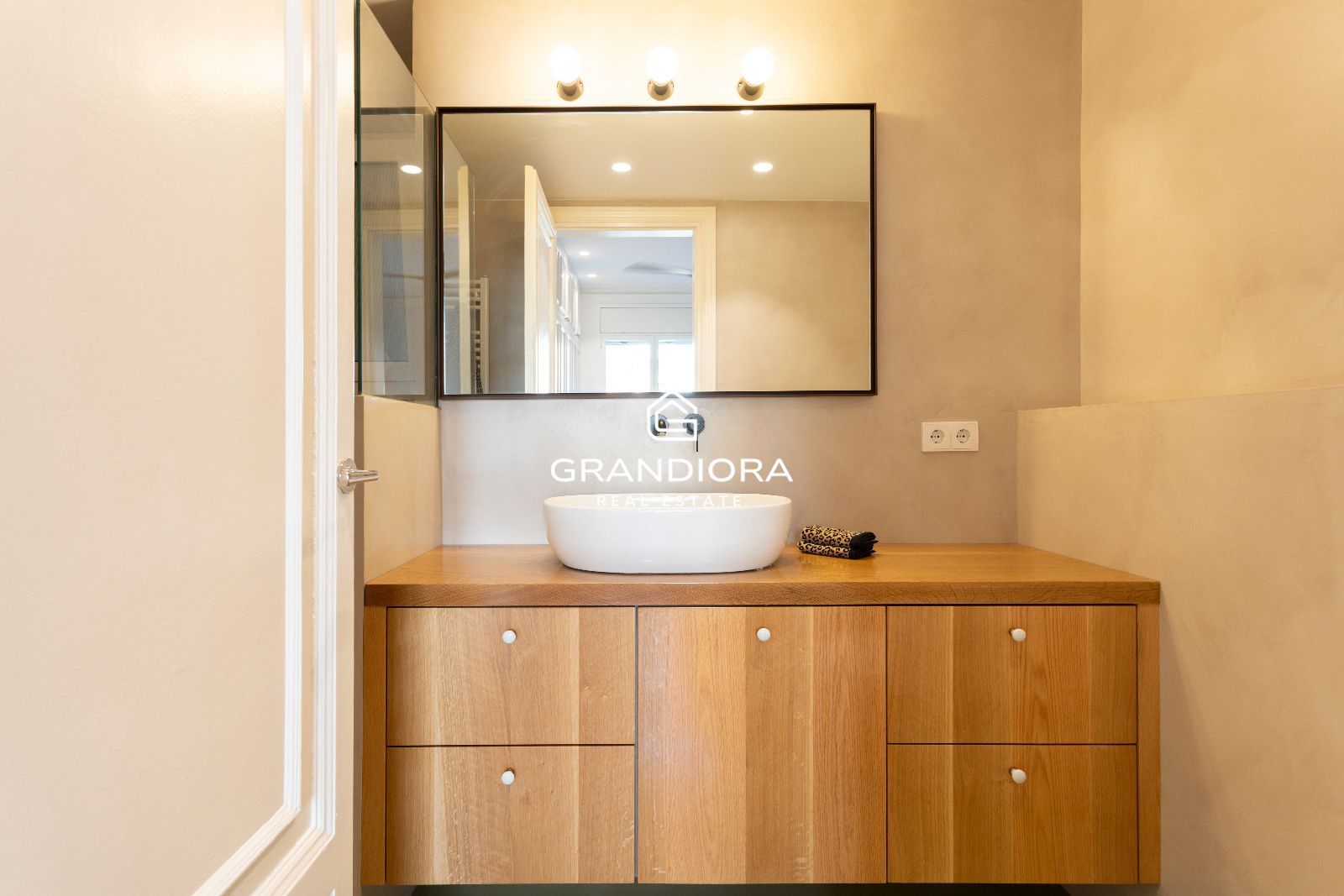 Piso amueblado de 4 habitaciones con acabados premium en la zona alta de Barcelona - Imagen 35
