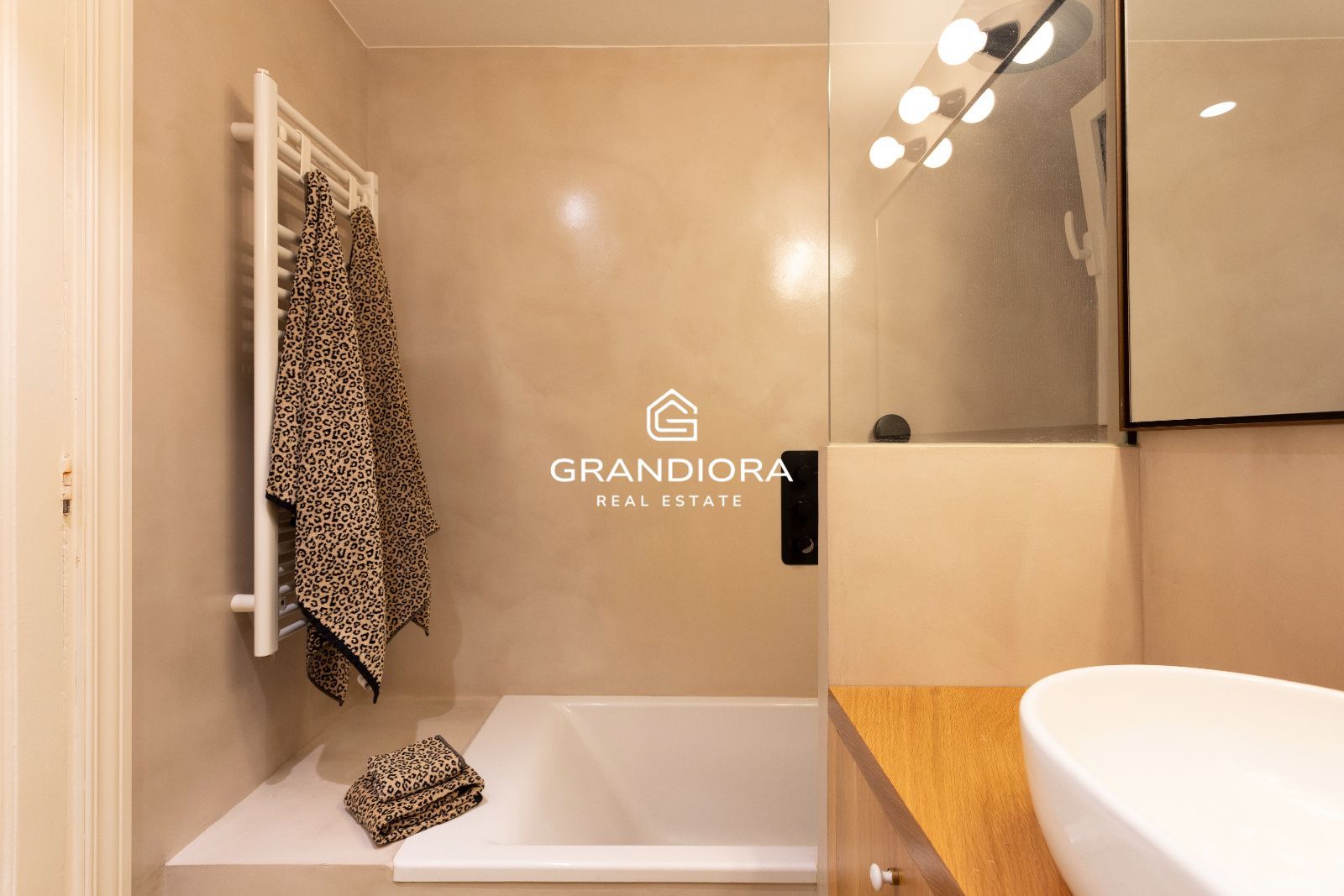 Piso amueblado de 4 habitaciones con acabados premium en la zona alta de Barcelona - Imagen 34